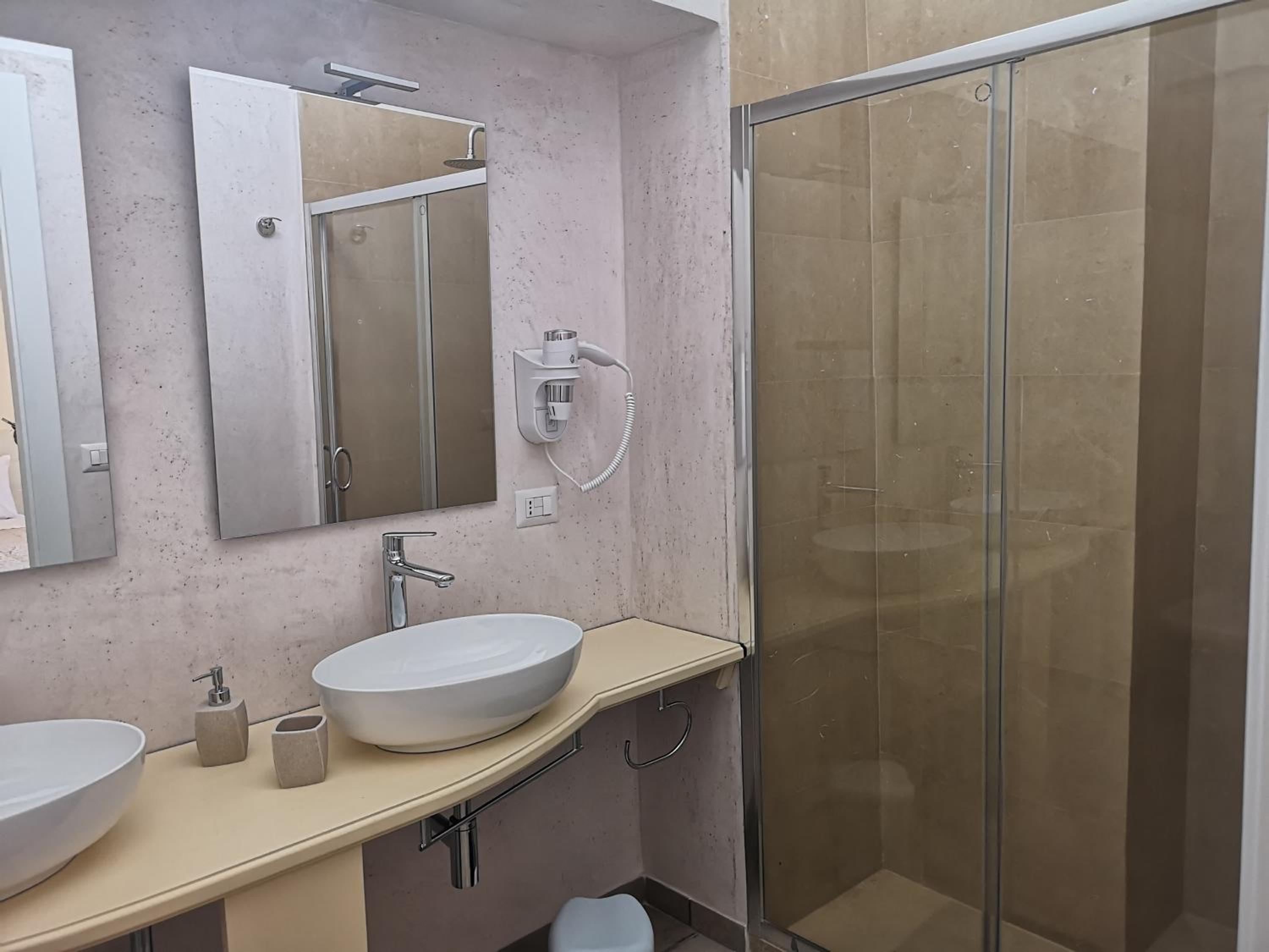 Deluxe Quadruple Room - Photo 1