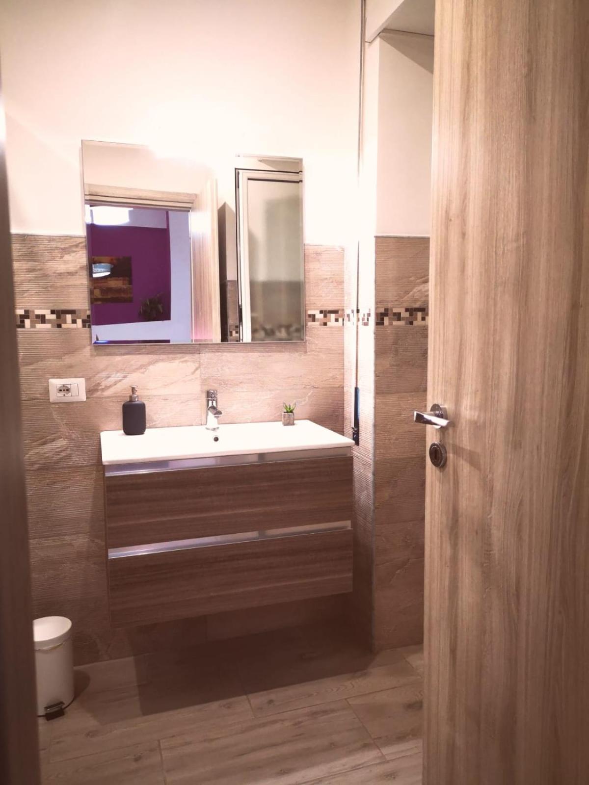 Single Room with Private Bathroom photo 3