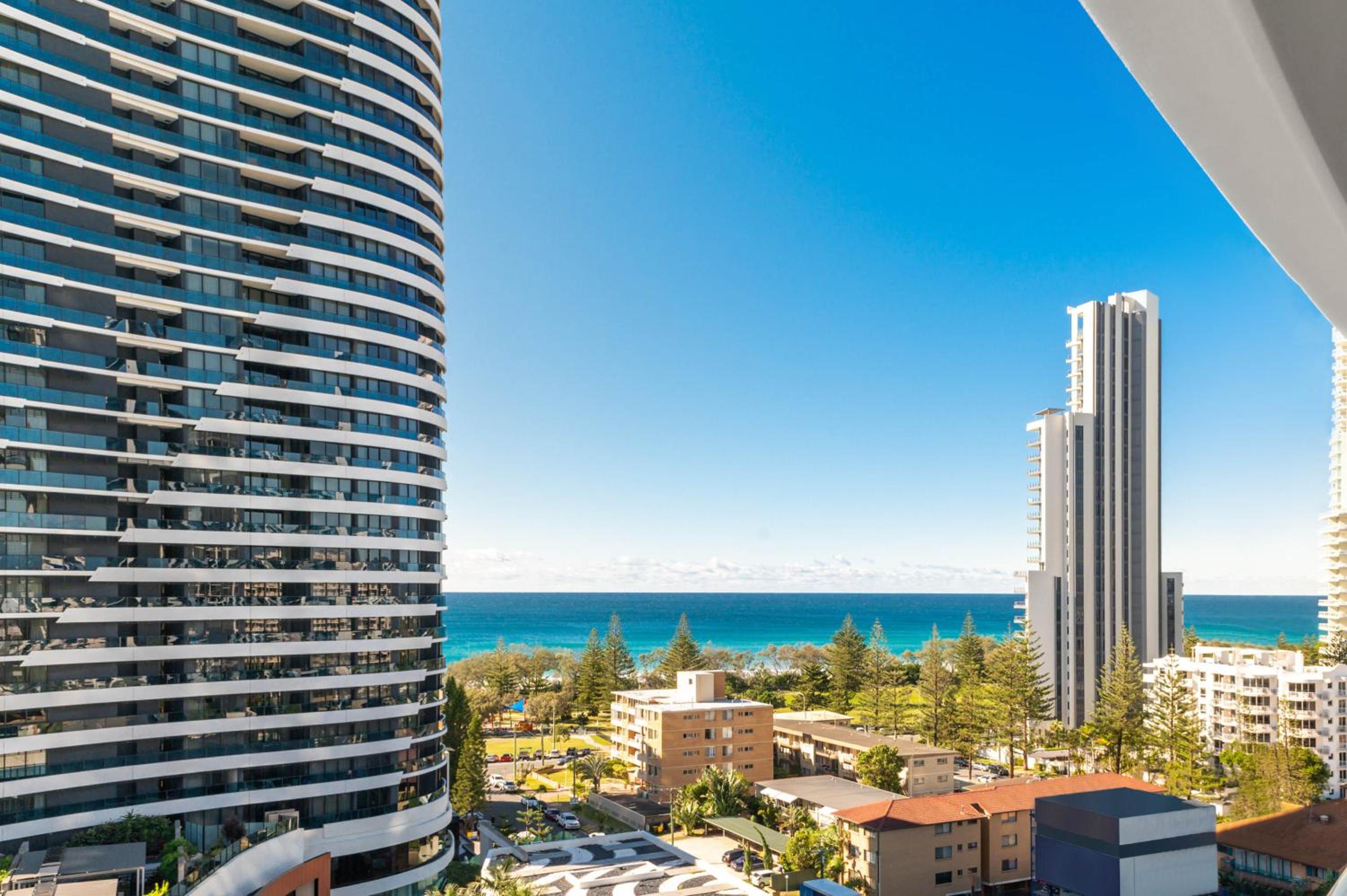 One-Bedroom Apartment With Ocean View - Weekly Housekeeping