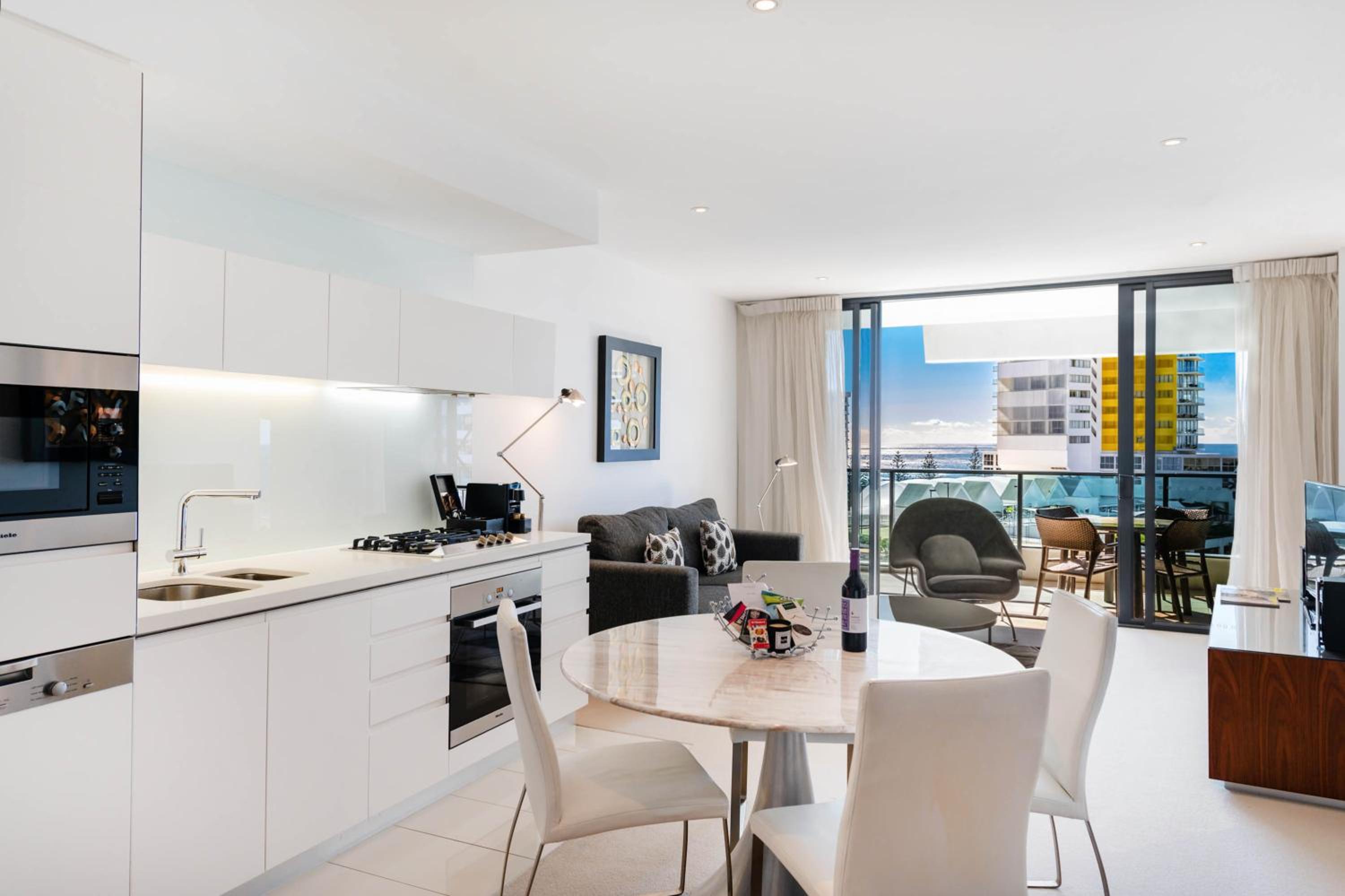 One-Bedroom Apartment With Ocean View - Weekly Housekeeping thumbnail 6