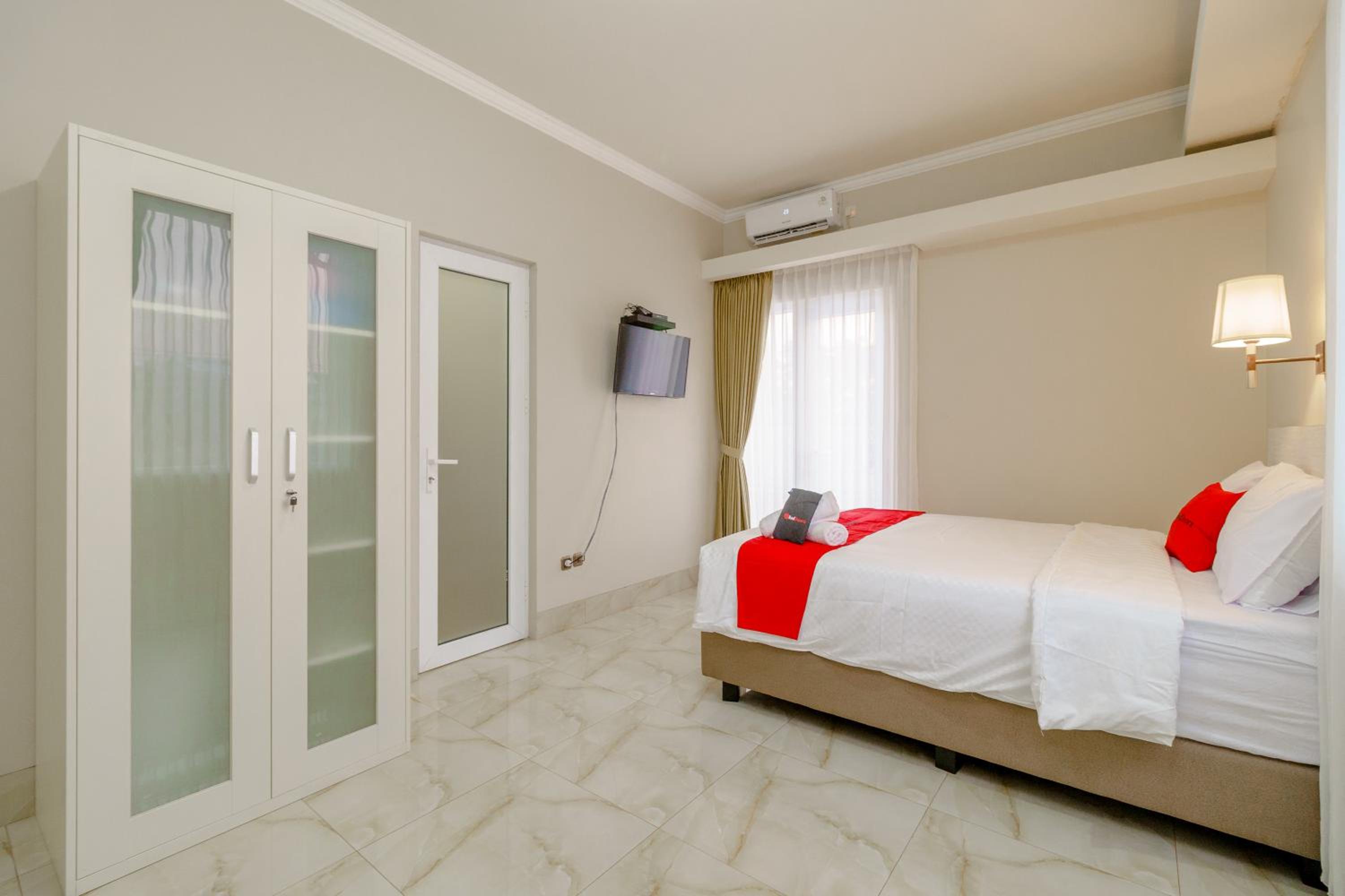 Deluxe Room - Photo 6