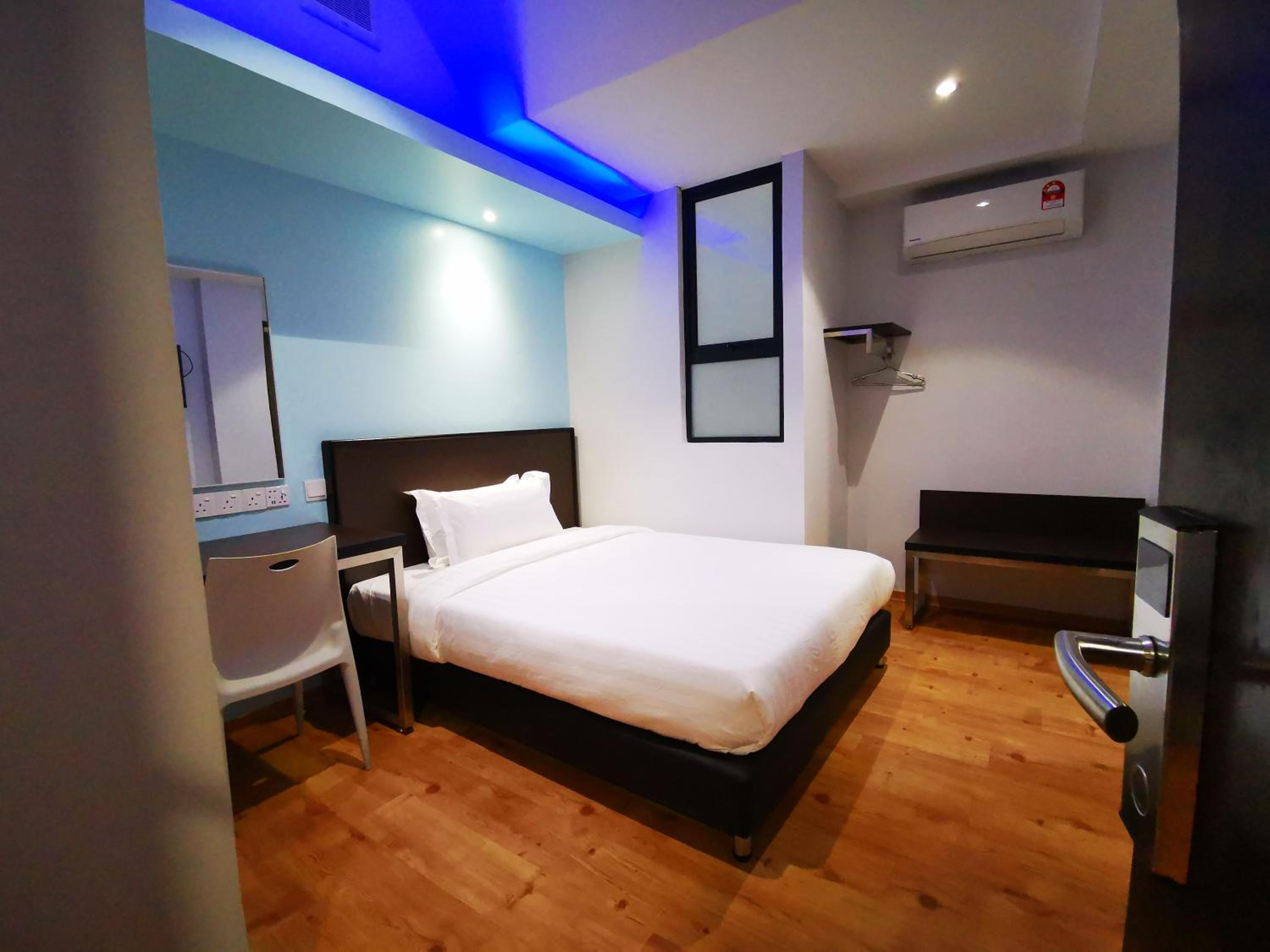 Standard Queen Room - Internal Window - Photo 3