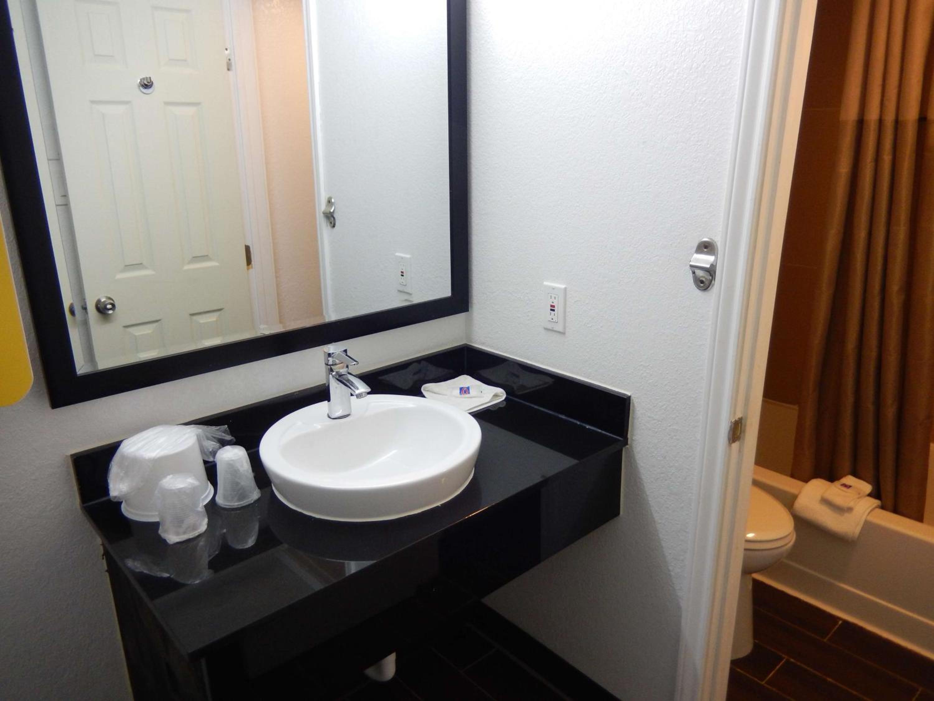 Deluxe Queen Room - Non-Smoking - Photo 6