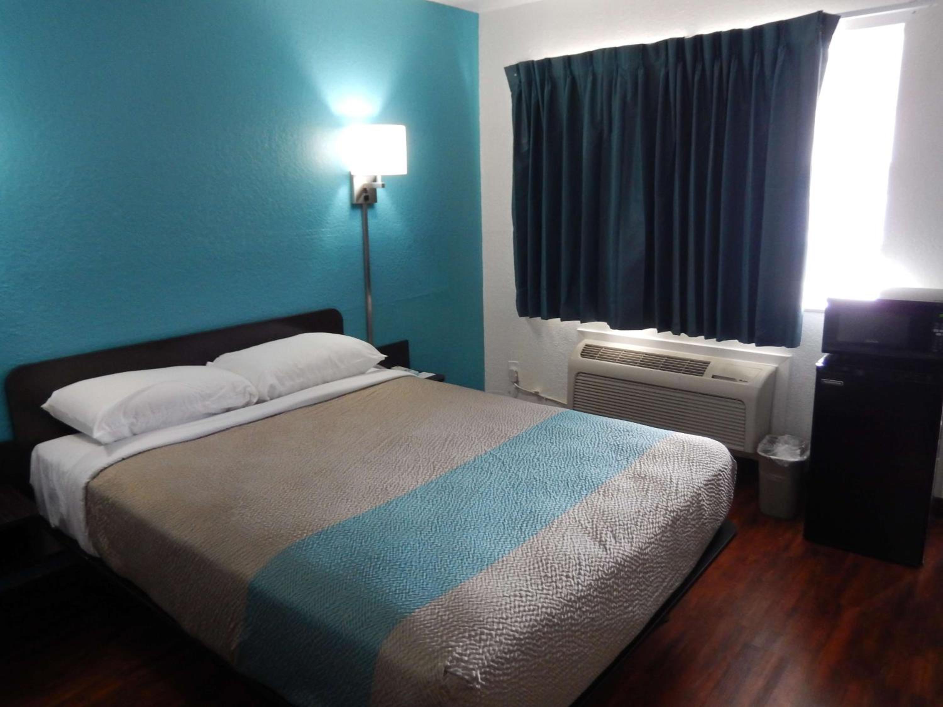 Deluxe Queen Room - Non-Smoking - Photo 1