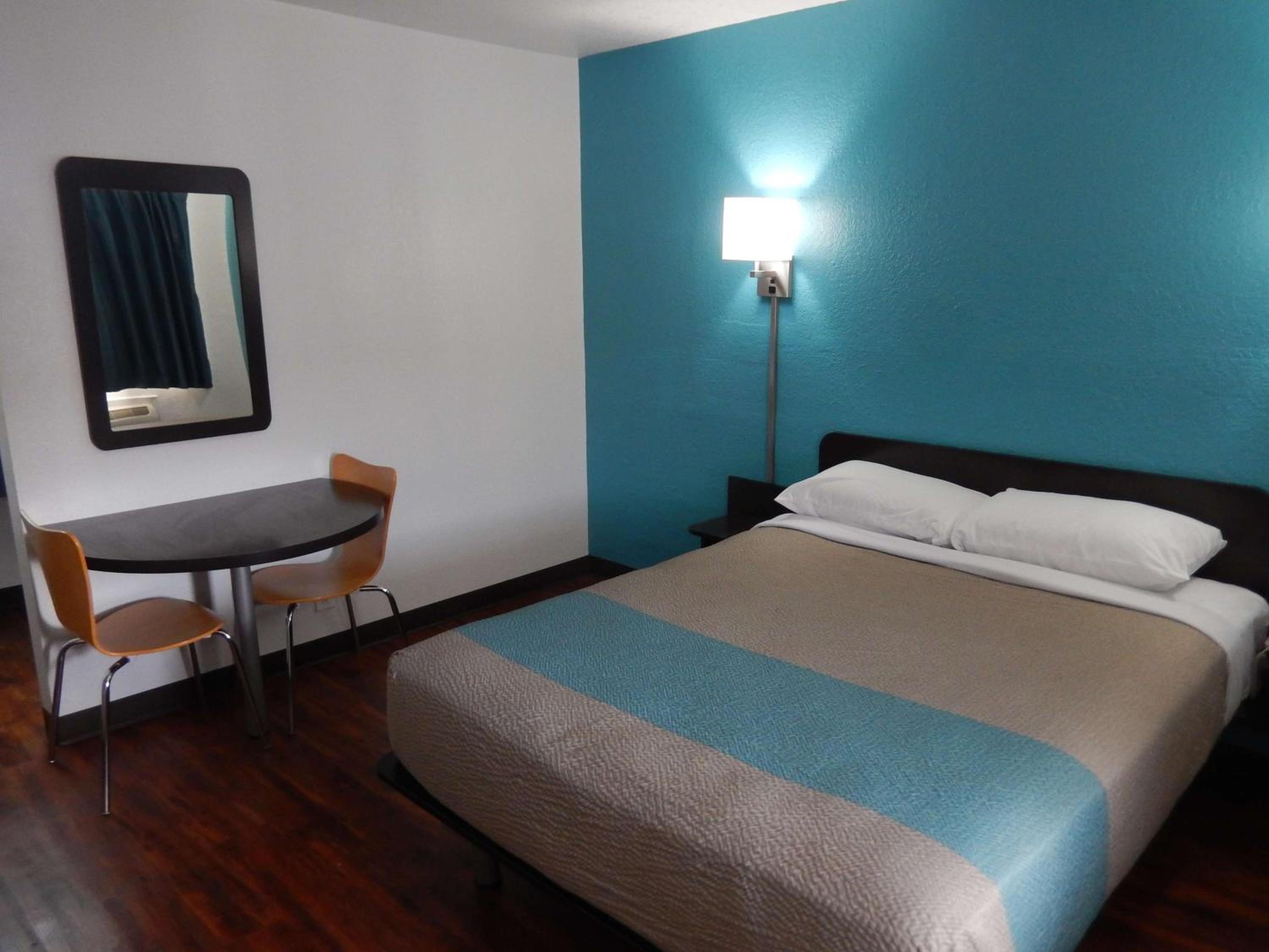 Deluxe Queen Room - Non-Smoking - Photo 2