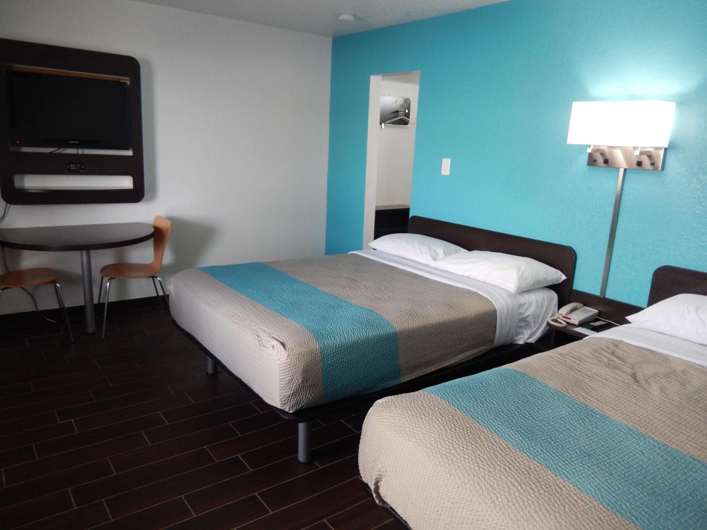 Deluxe Queen Room with Two Queen Beds - Photo 3