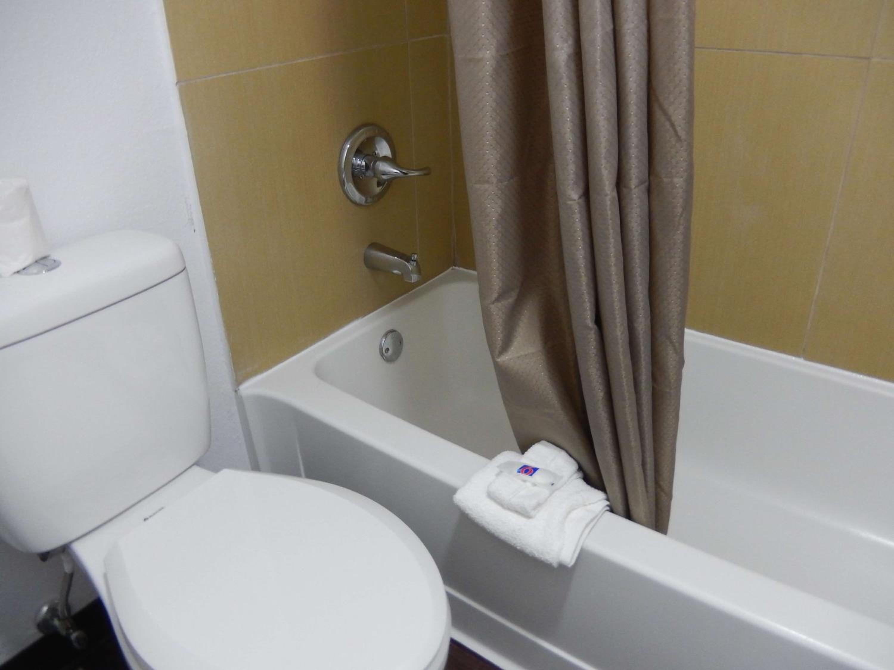 Deluxe Queen Room with Two Queen Beds - Photo 4