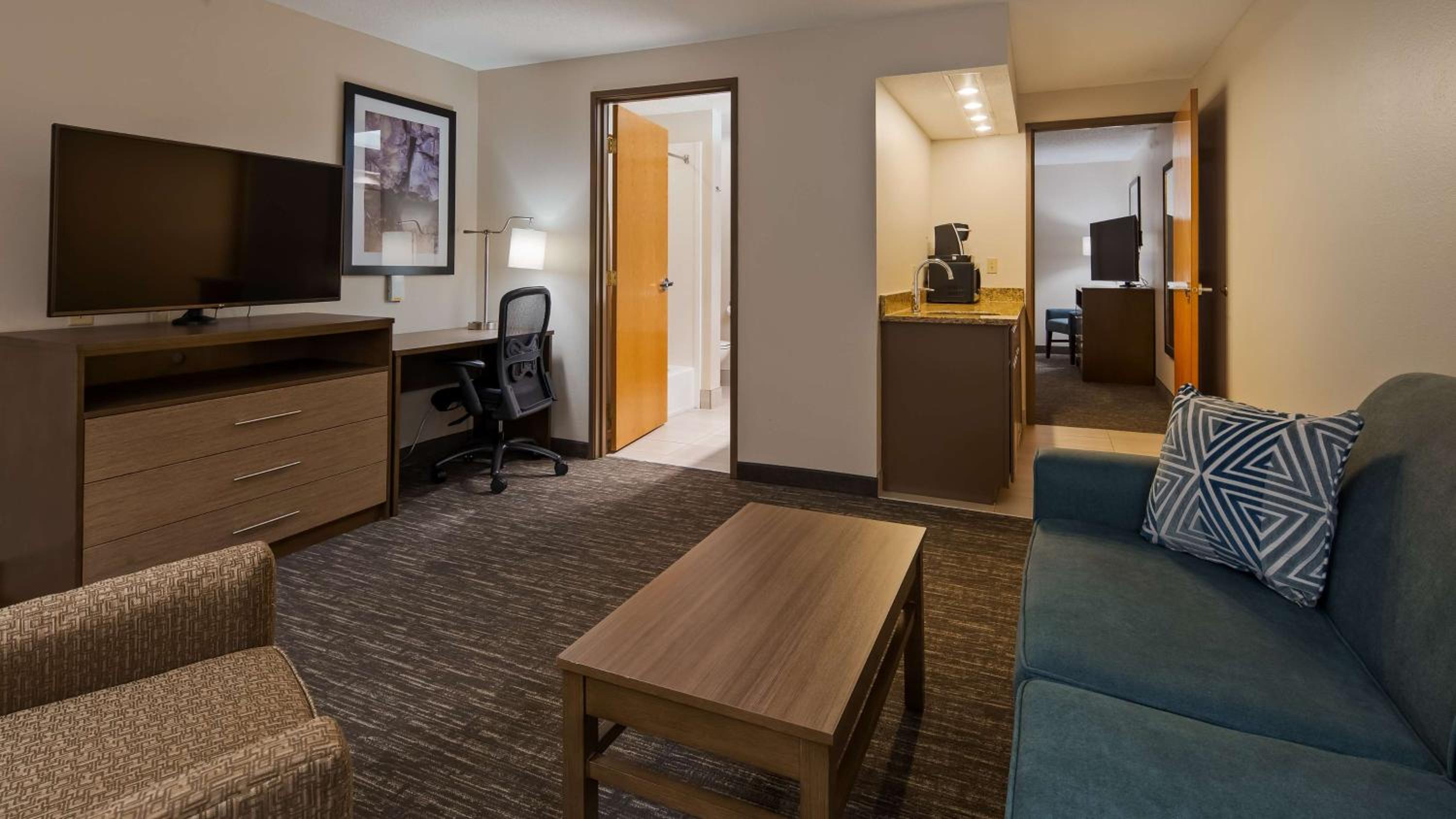 King Suite with Sofa Bed and Kitchenette - Wet Bar