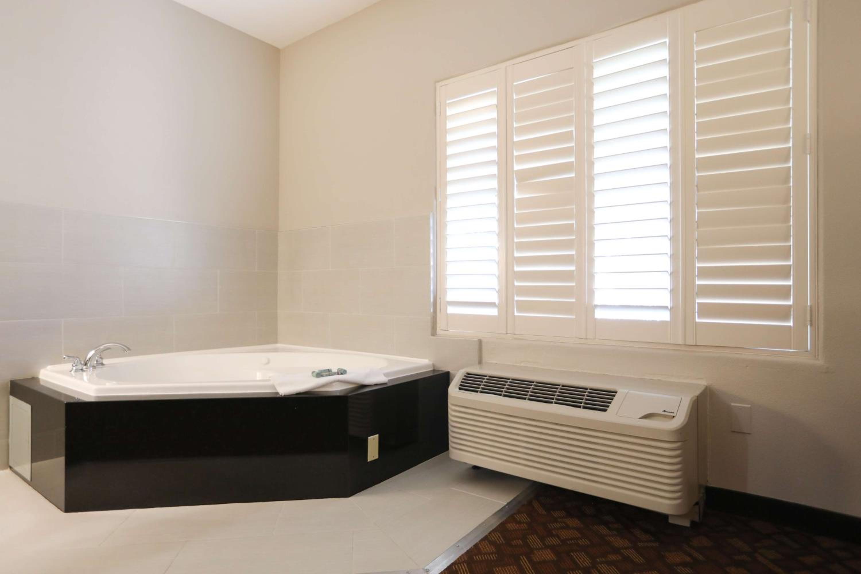 King Suite with Bath Tub - Disability/Non-Smoking - Photo 16