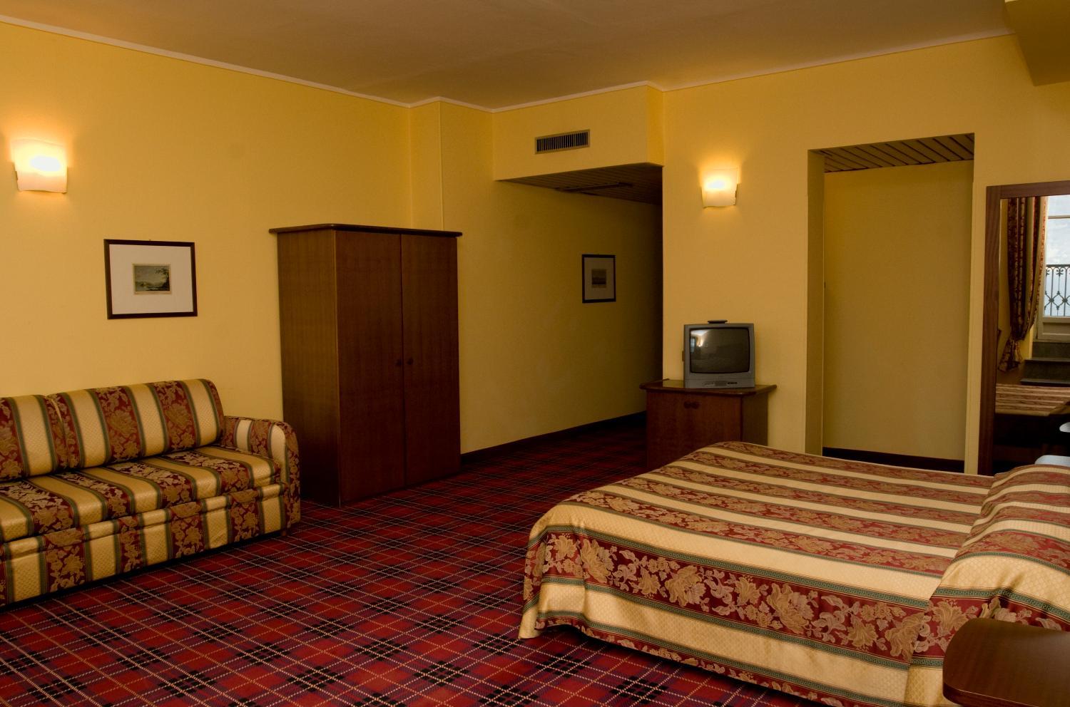 Family Room (2 Adults + 1 Child) - Photo 2