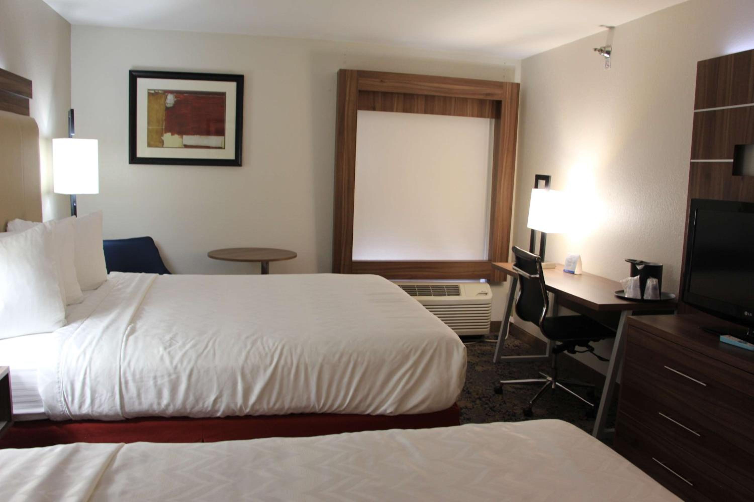 Queen Room with Two Queen Beds - Non-Smoking - Photo 1