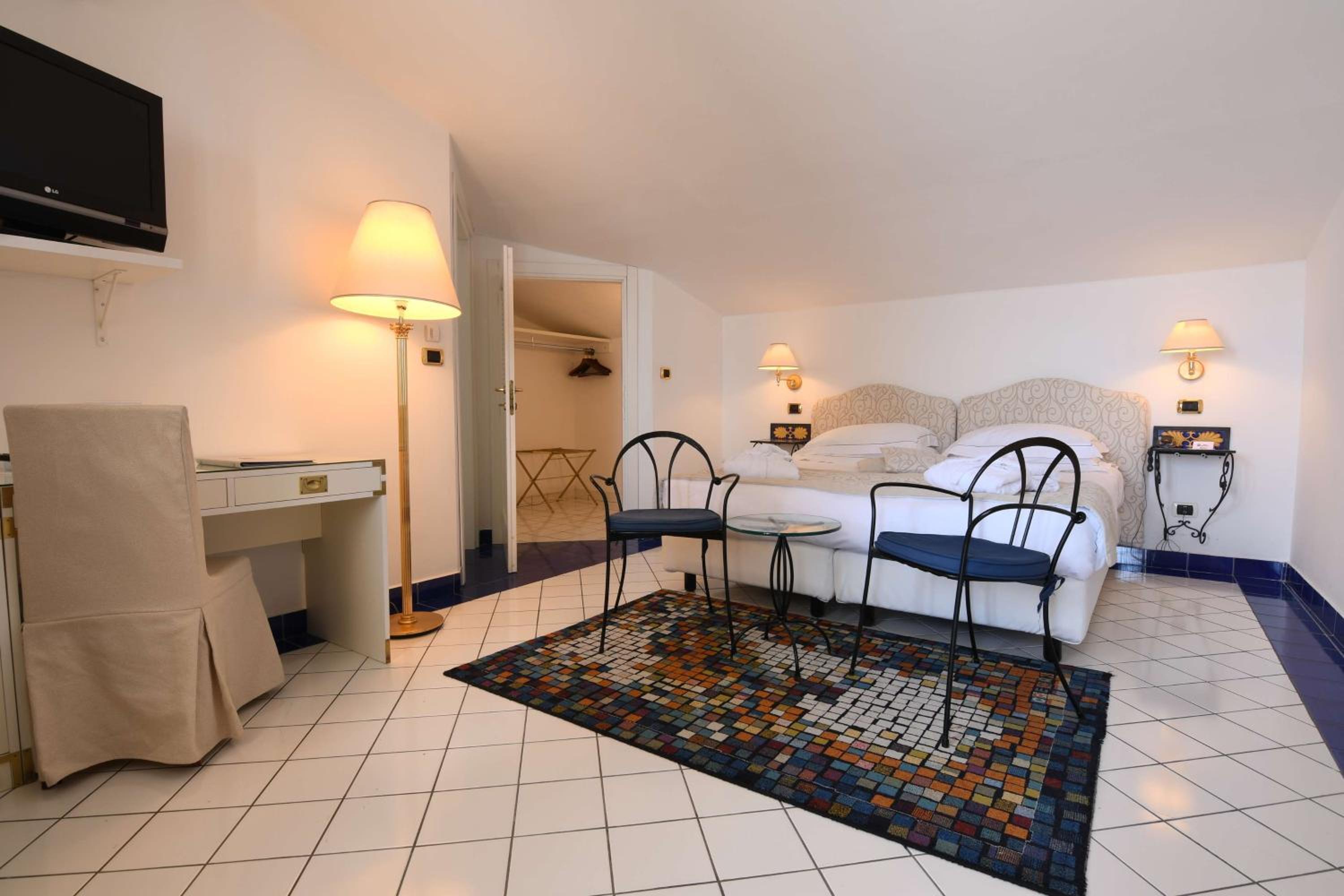 Deluxe King Room with Sea View - Photo 1