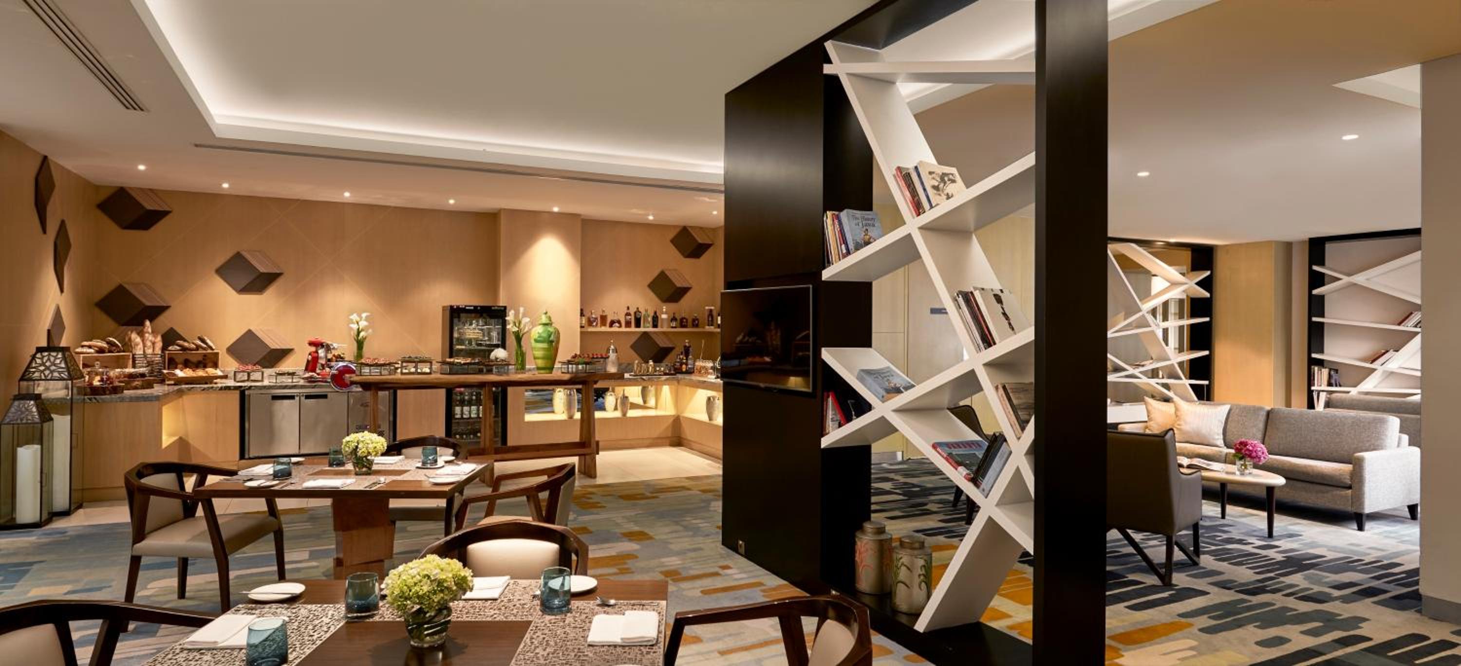 Executive King Room with Lounge Access - Photo 5