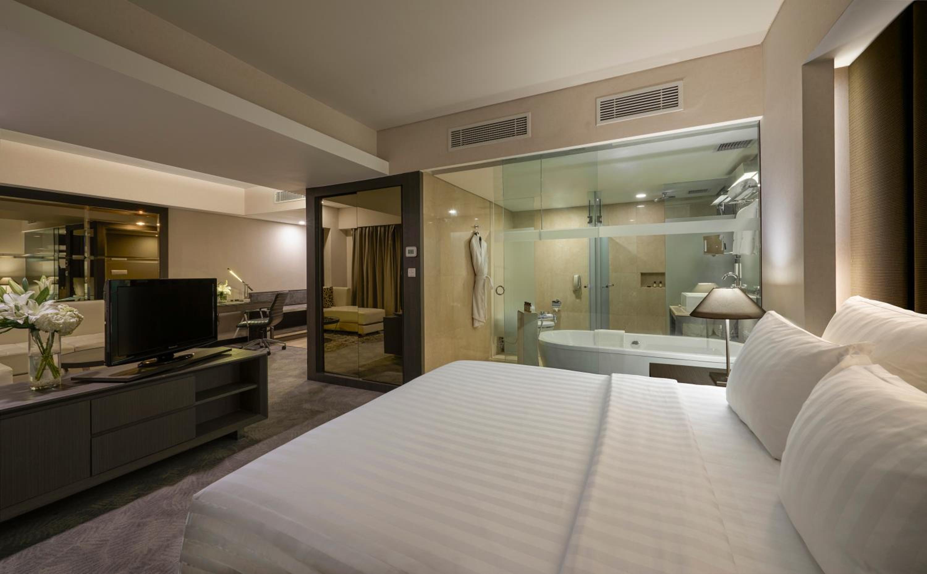 Deluxe King Room - Photo 3
