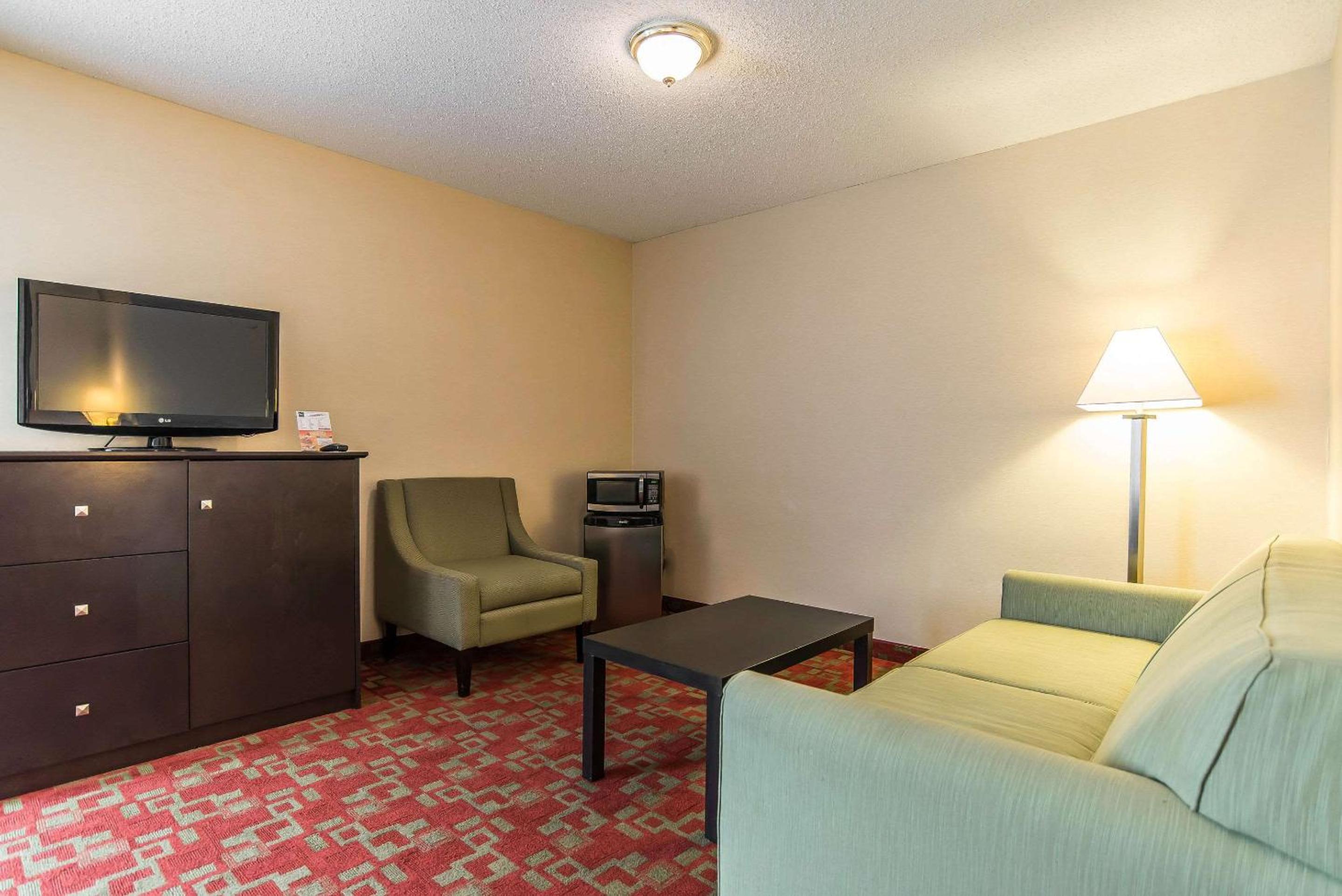 Standard King Room with Balcony - Non-Smoking photo 3
