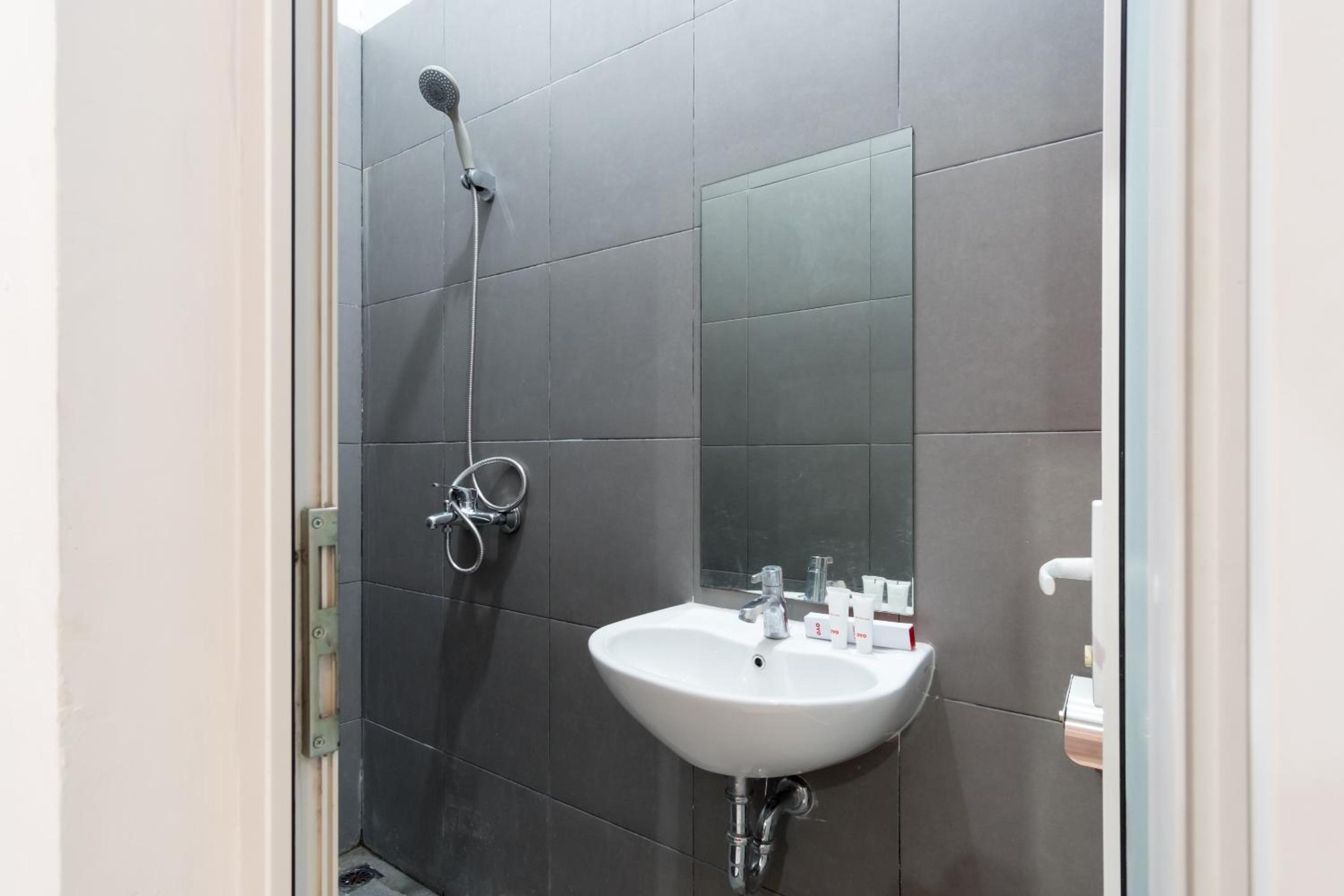 Standard Twin Room - Photo 6