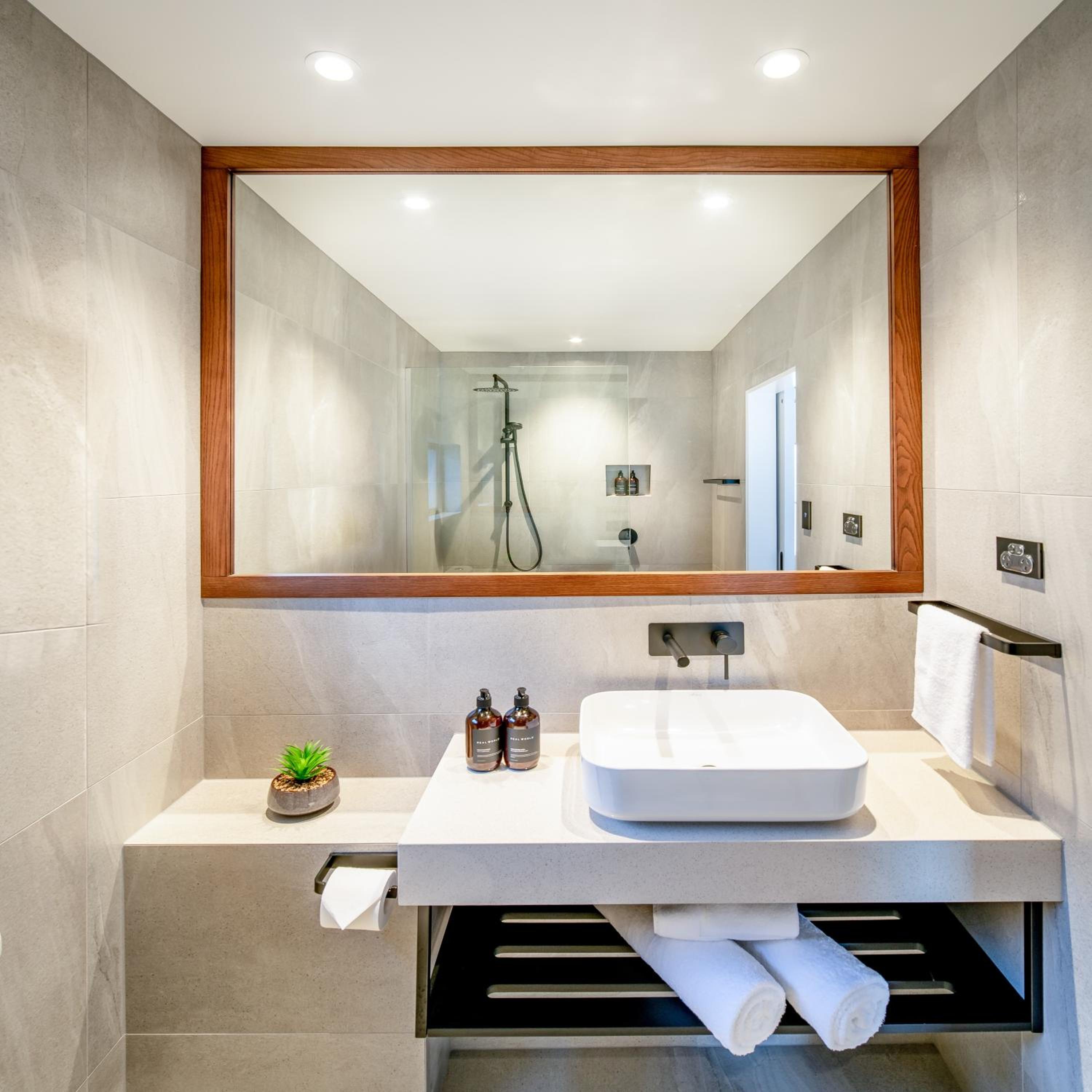 King Room – Kamana – No Lakeview - Photo 4