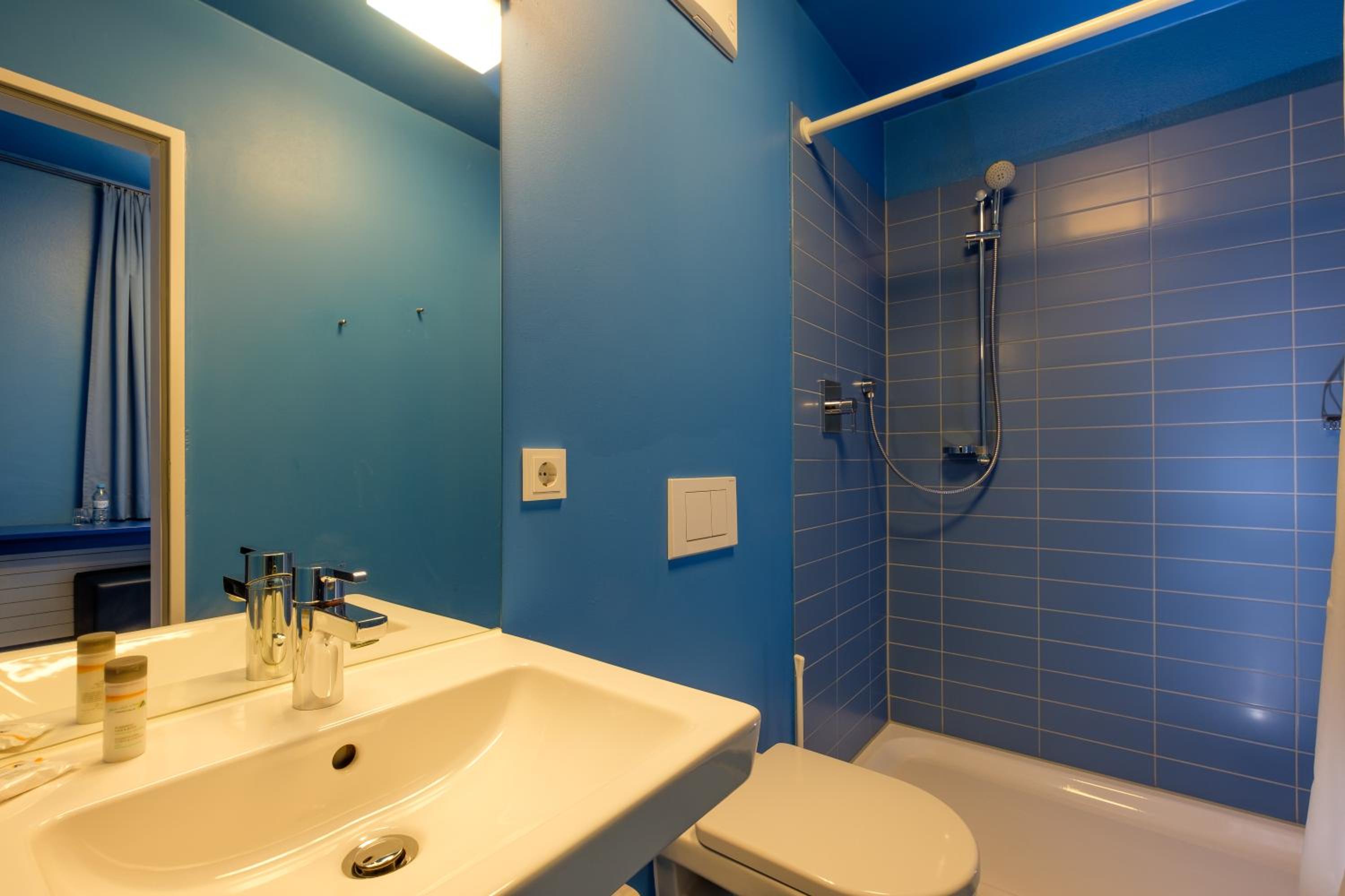 Twin Room with Shower - Photo 7