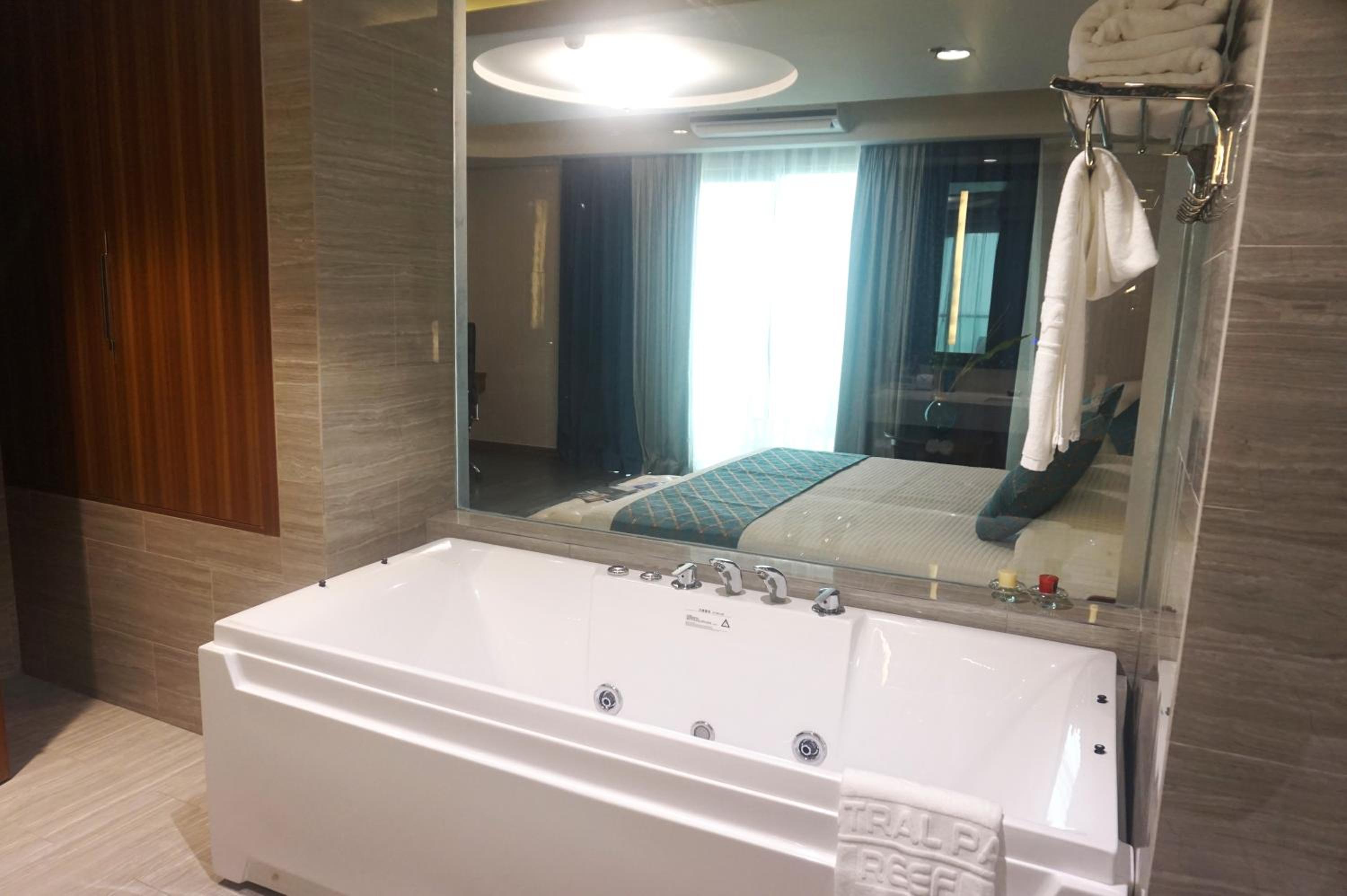 Jacuzzi Suite - Photo 7