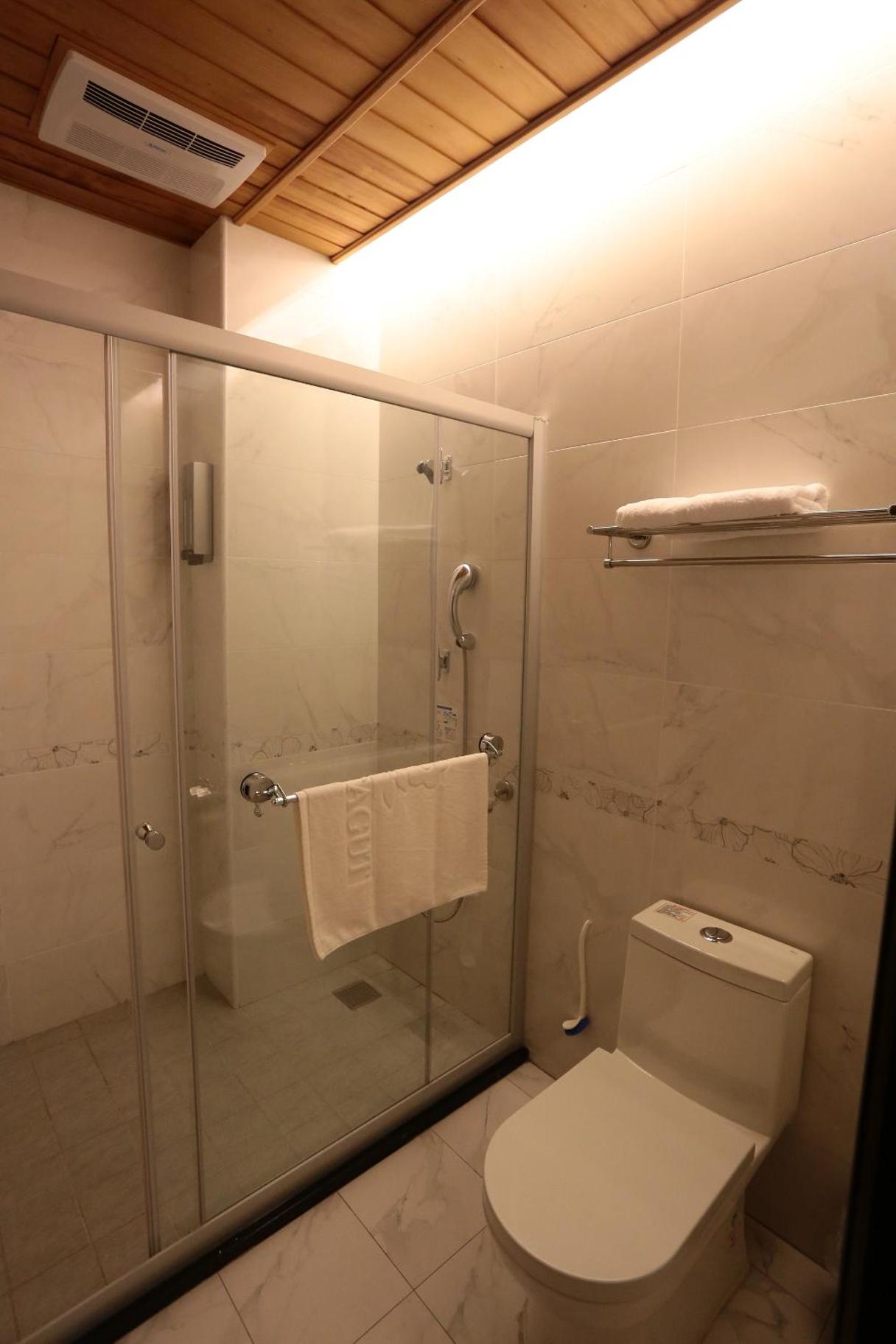 Standard Queen Room with Bathroom photo 2