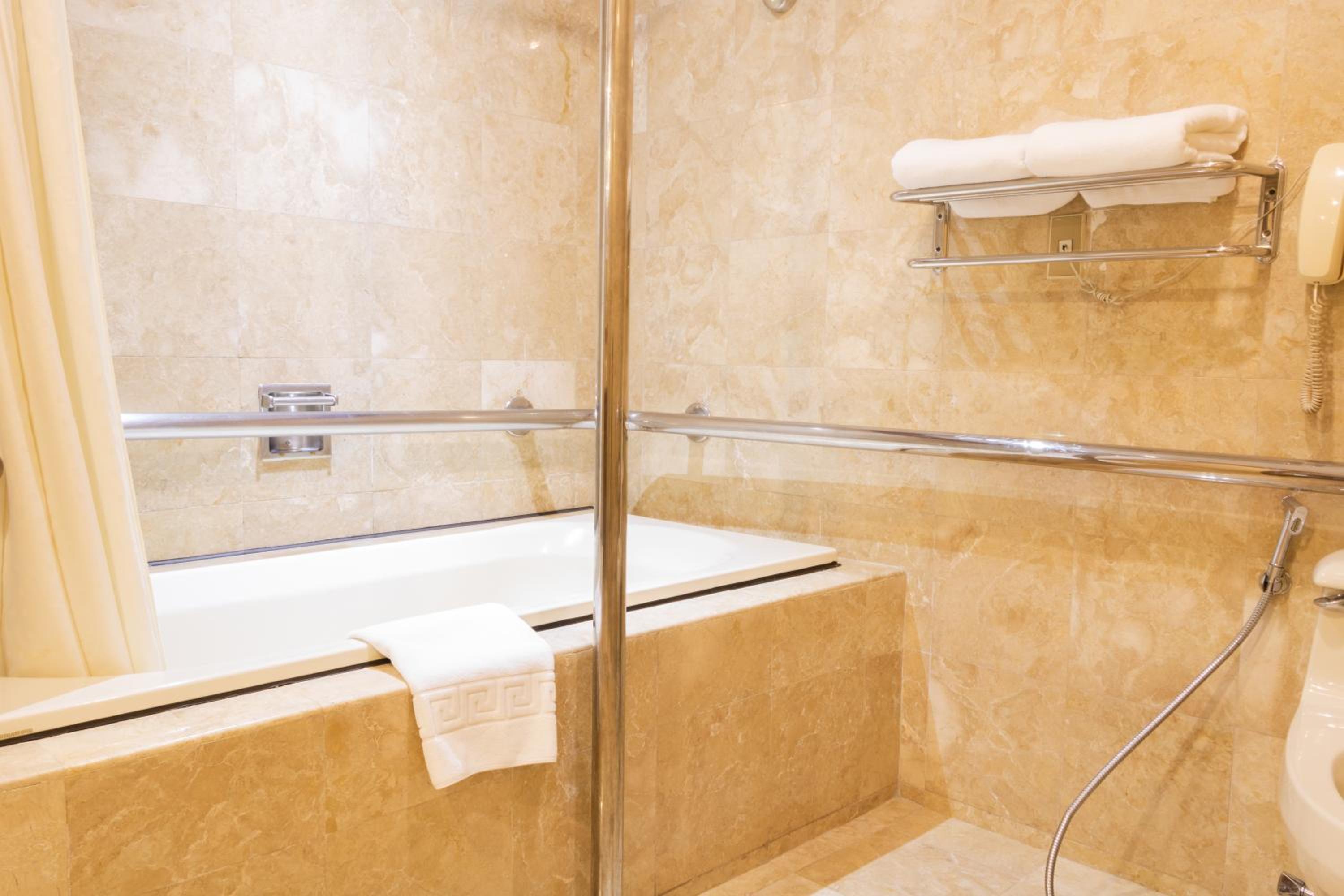 Premium King Room - Disability Access - Photo 4