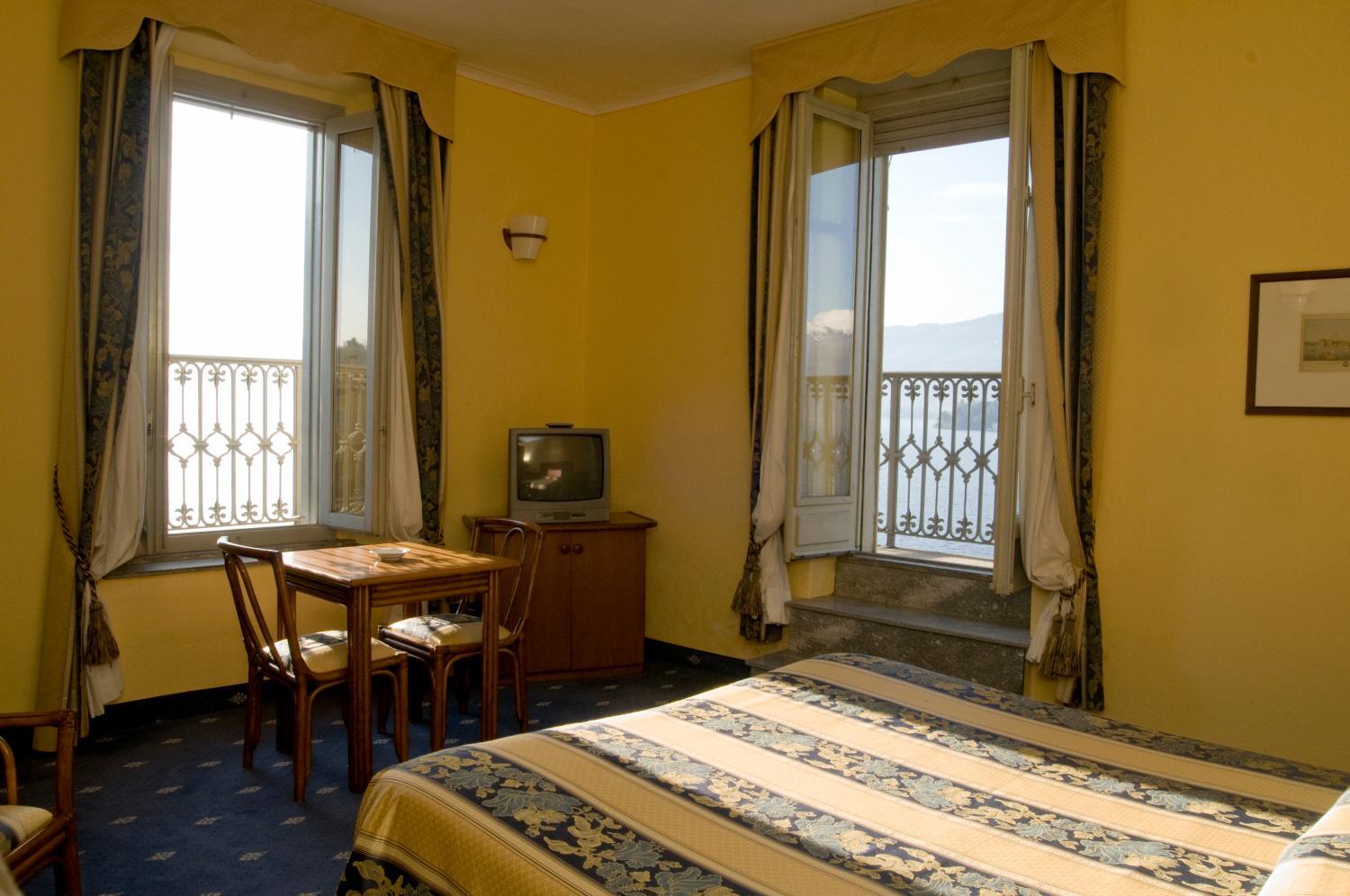Double or Twin Room with Lake View - Photo 1