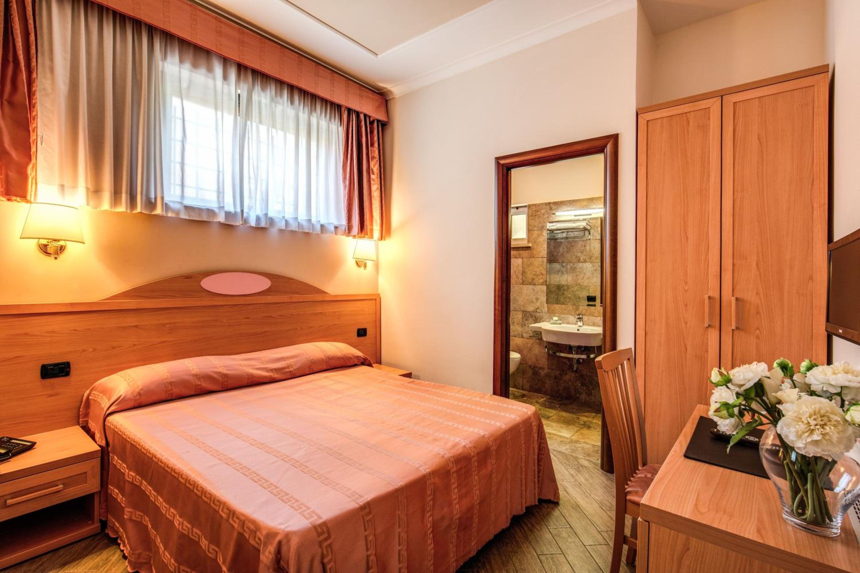 Economy Double Room photo 1