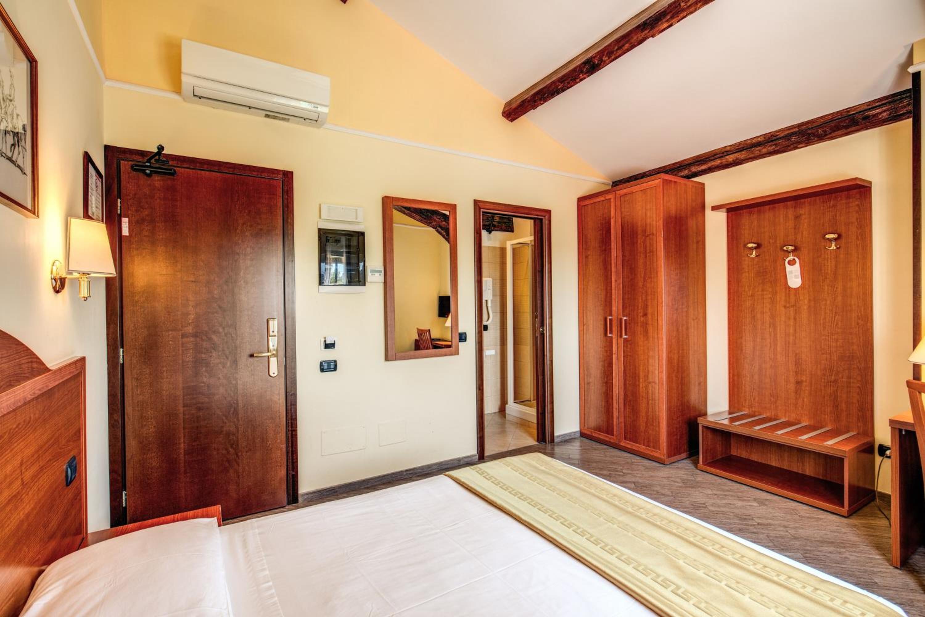 Economy Double Room photo 3