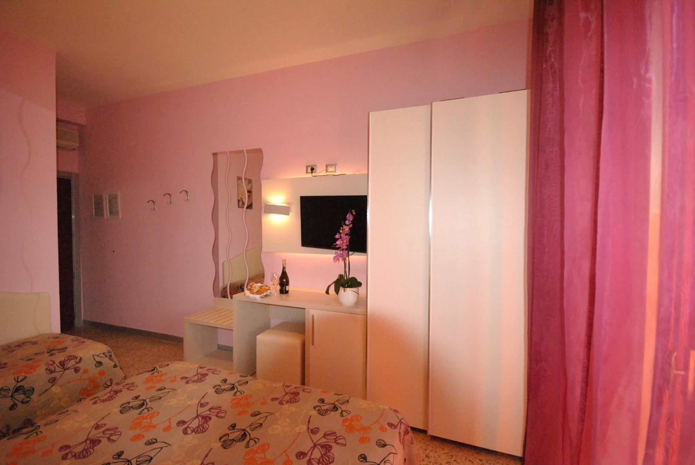 Deluxe Triple Room photo 3