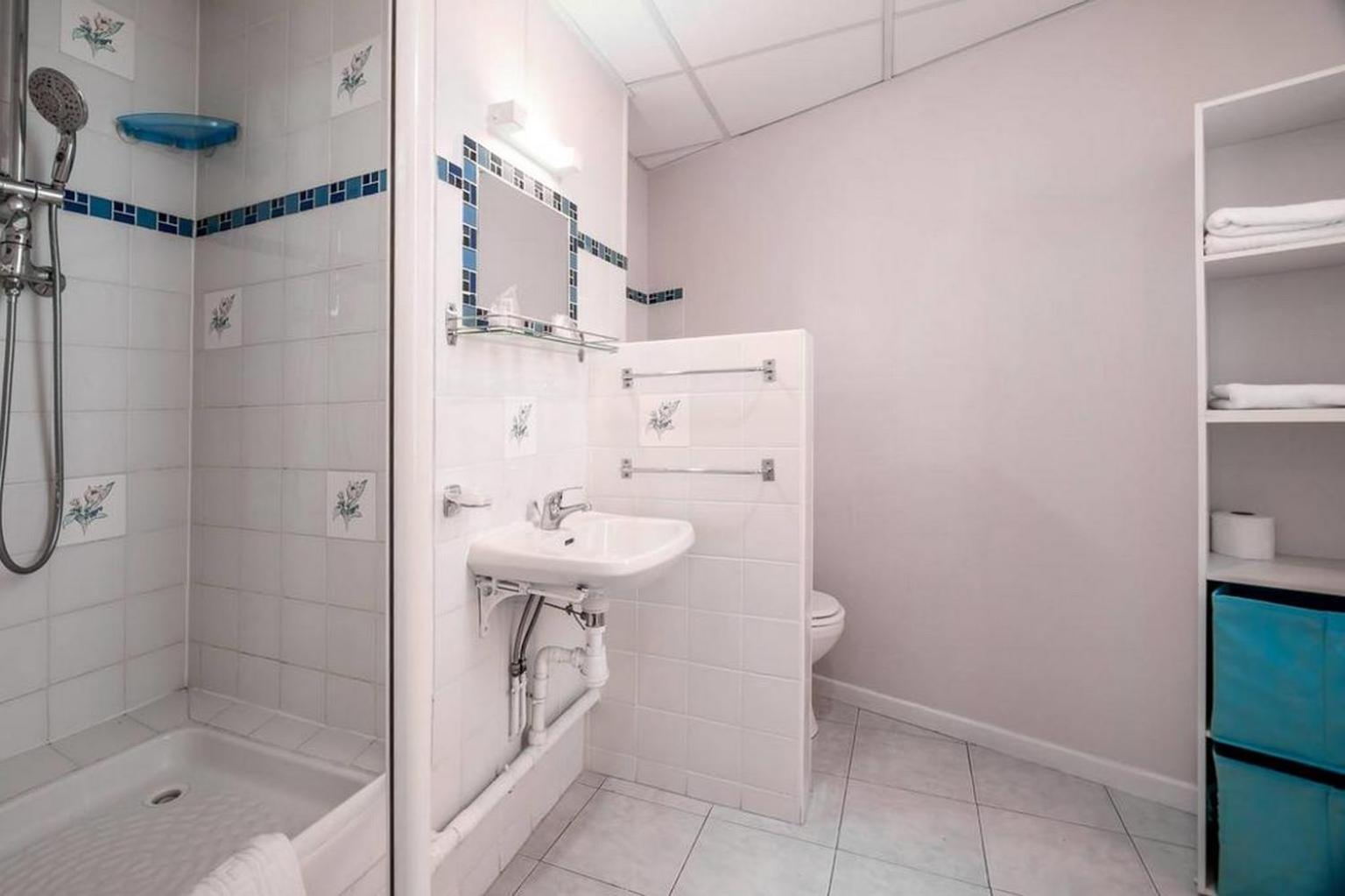 Family Room with Private Bathroom photo 2