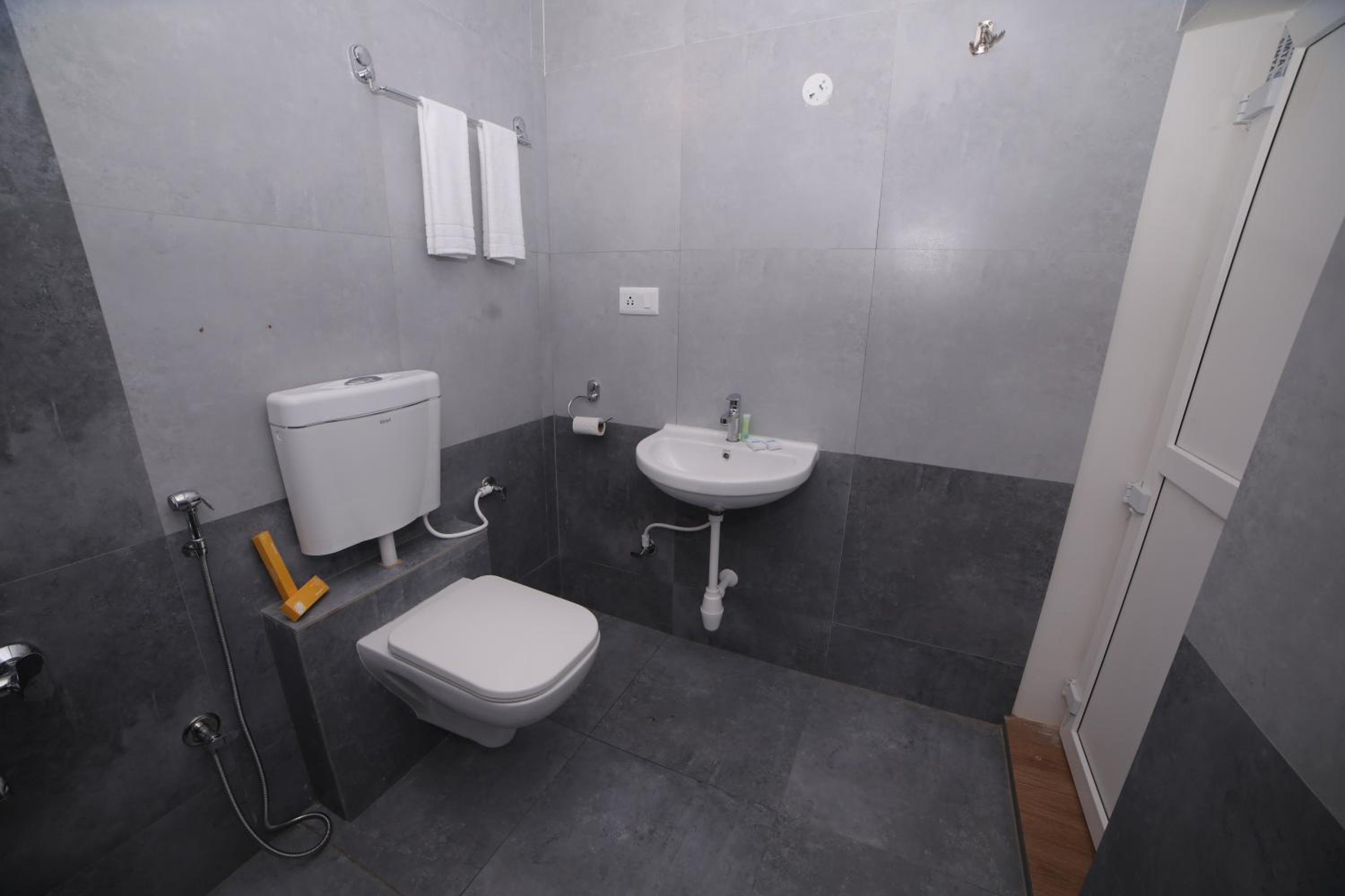 One-Bedroom Apartment - Photo 4