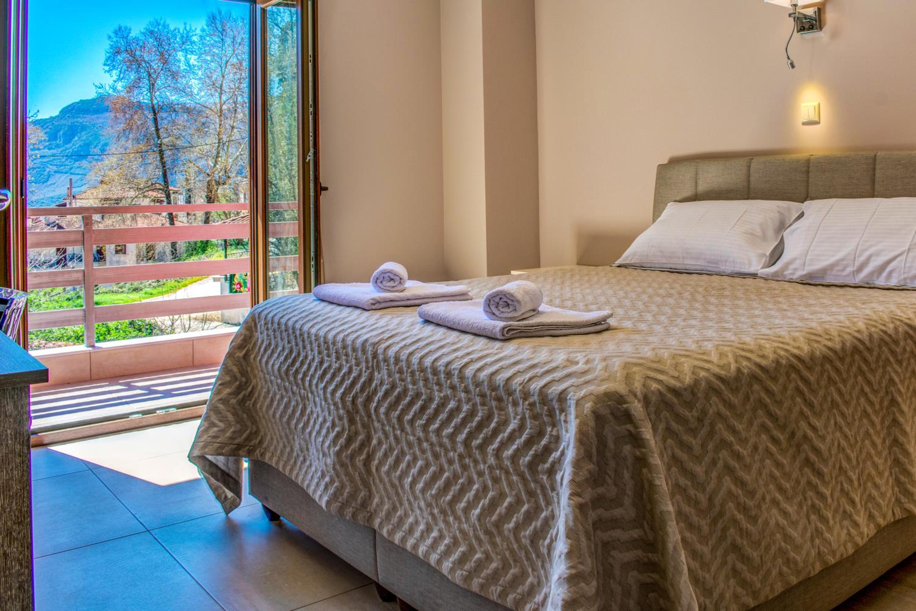 Deluxe Double Room with Balcony - Photo 4