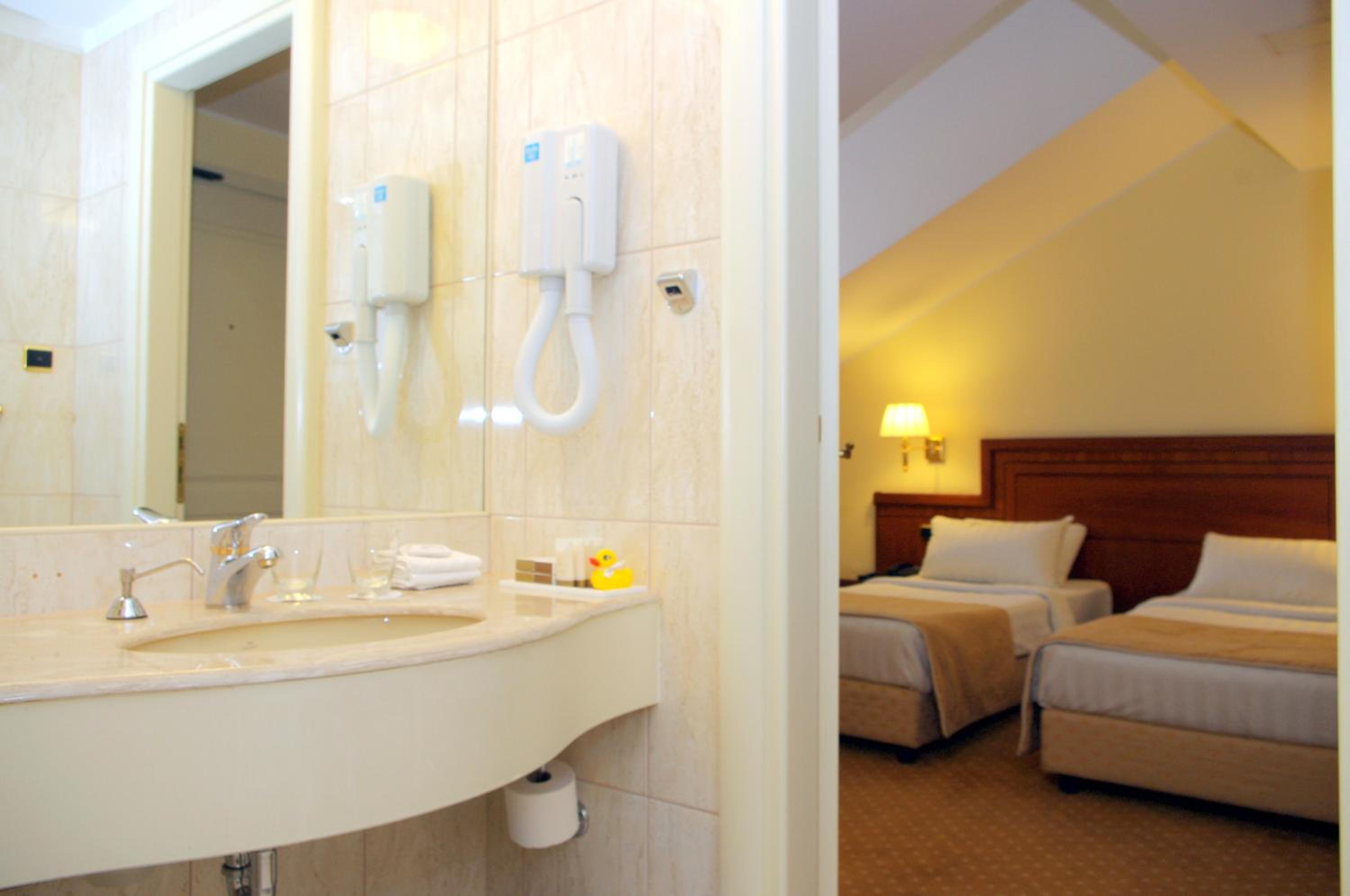 Standard Twin Room - Photo 2