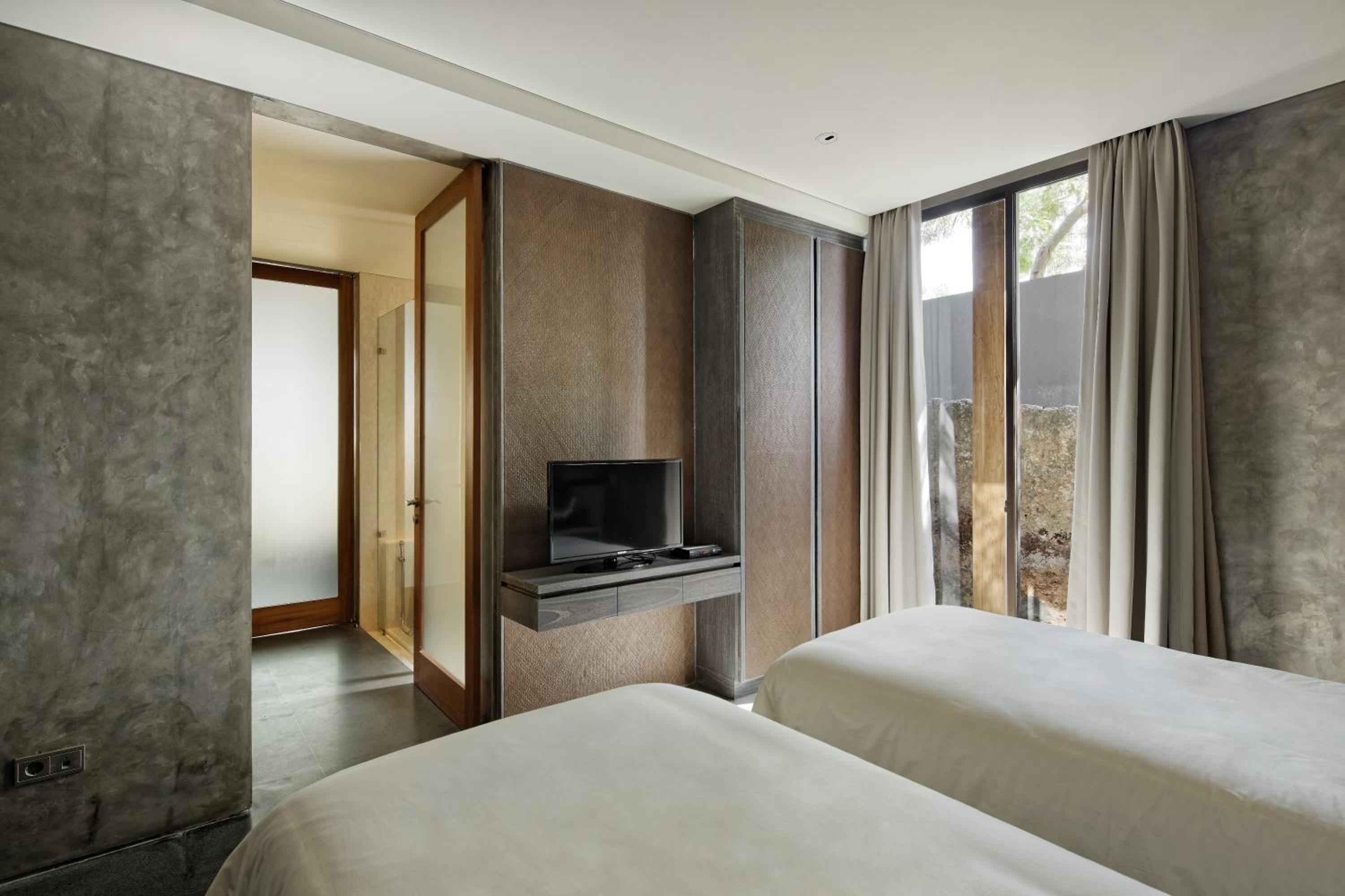 Three-Bedroom Villa - Photo 8