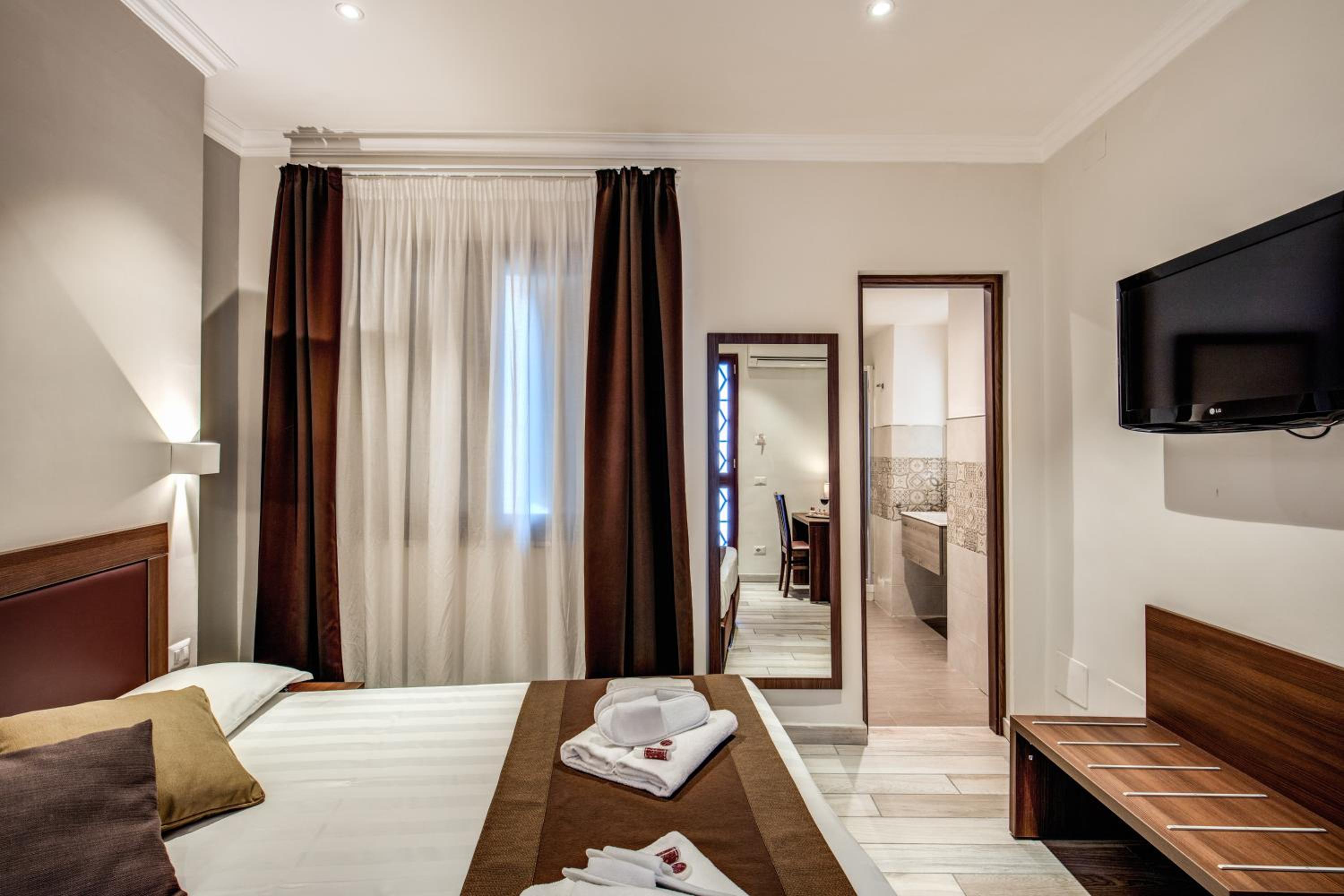 Superior Double or Twin Room thumbnail 6