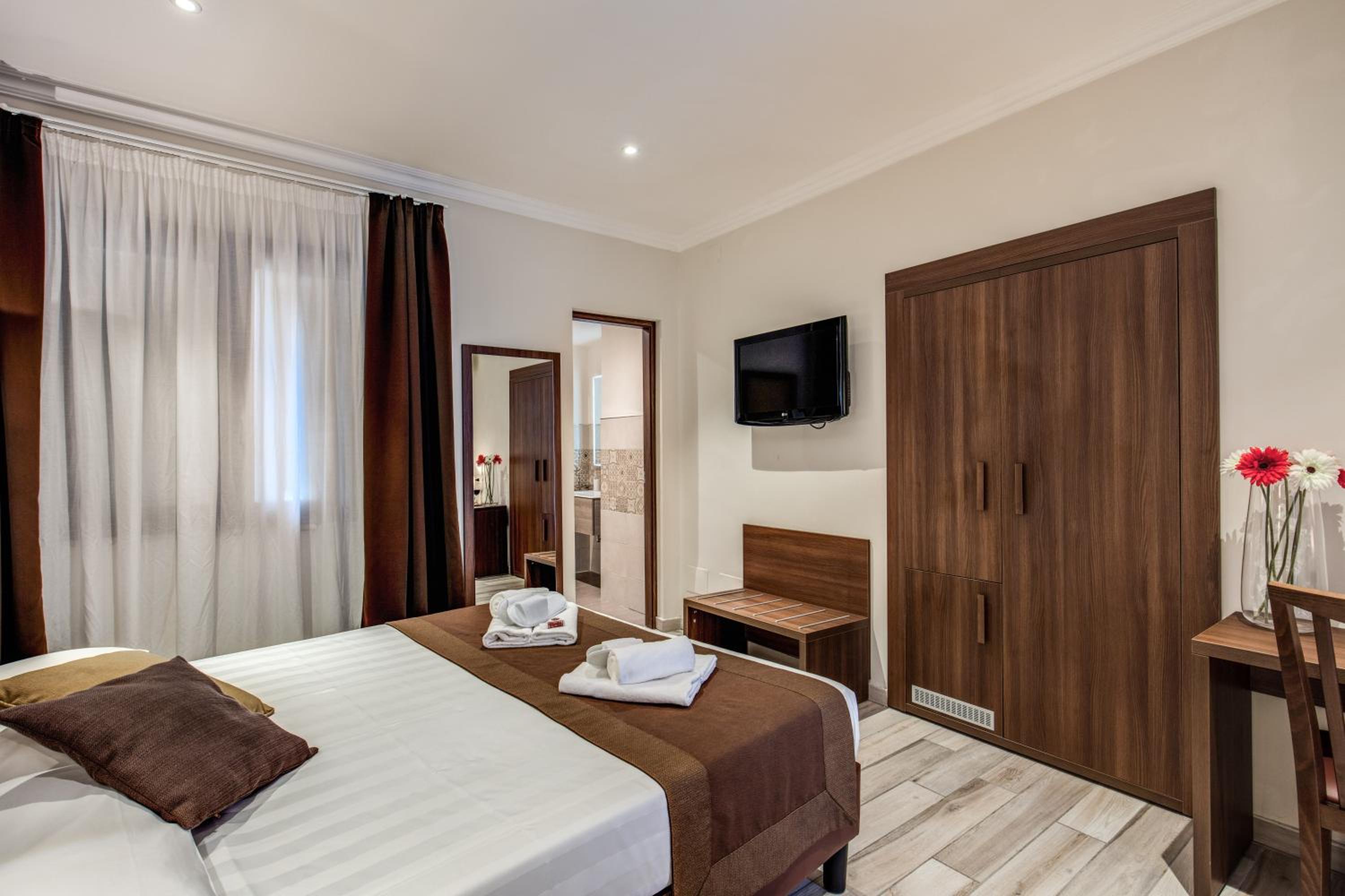 Superior Double or Twin Room thumbnail 5