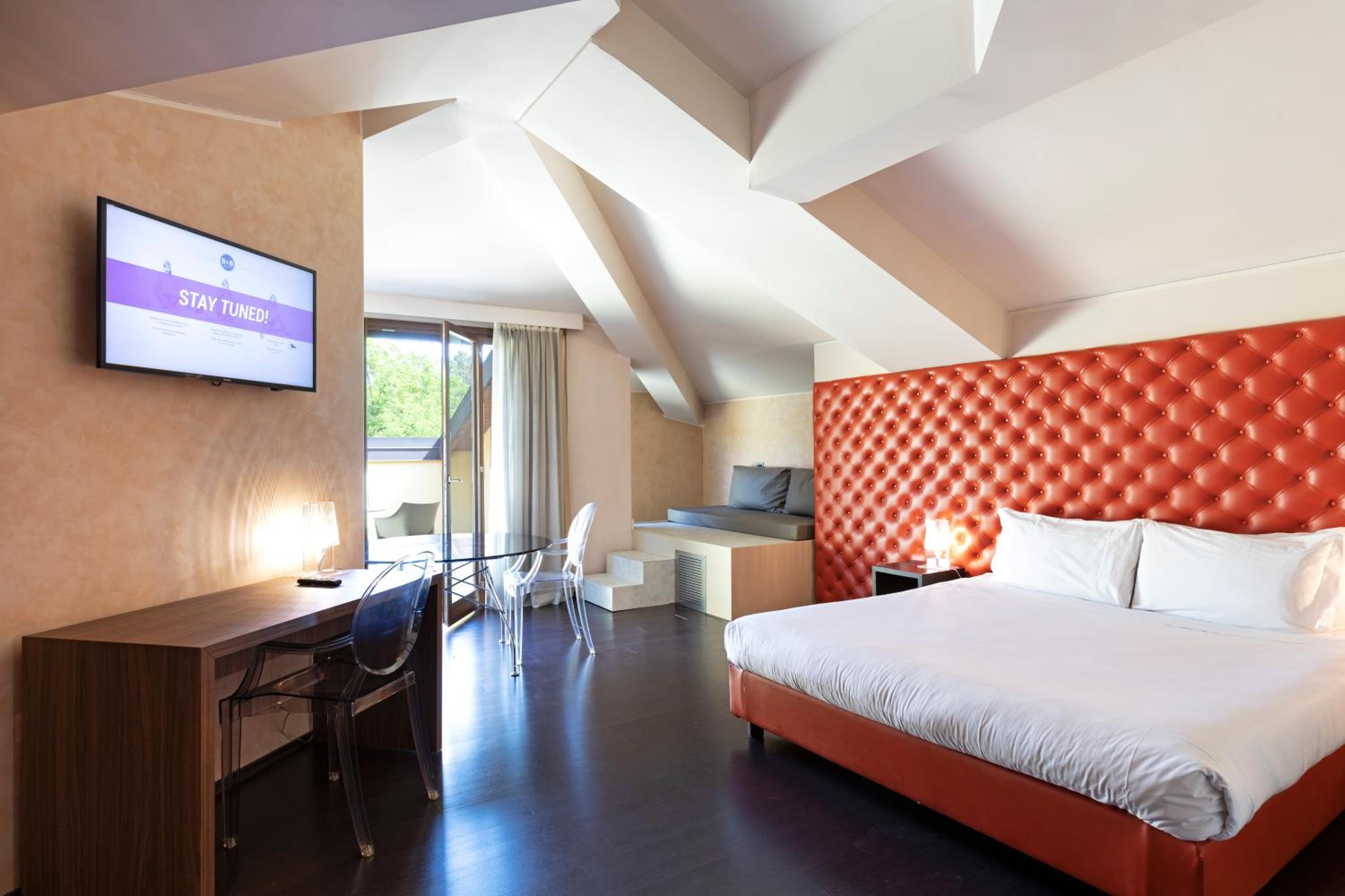 Suite - Photo 1