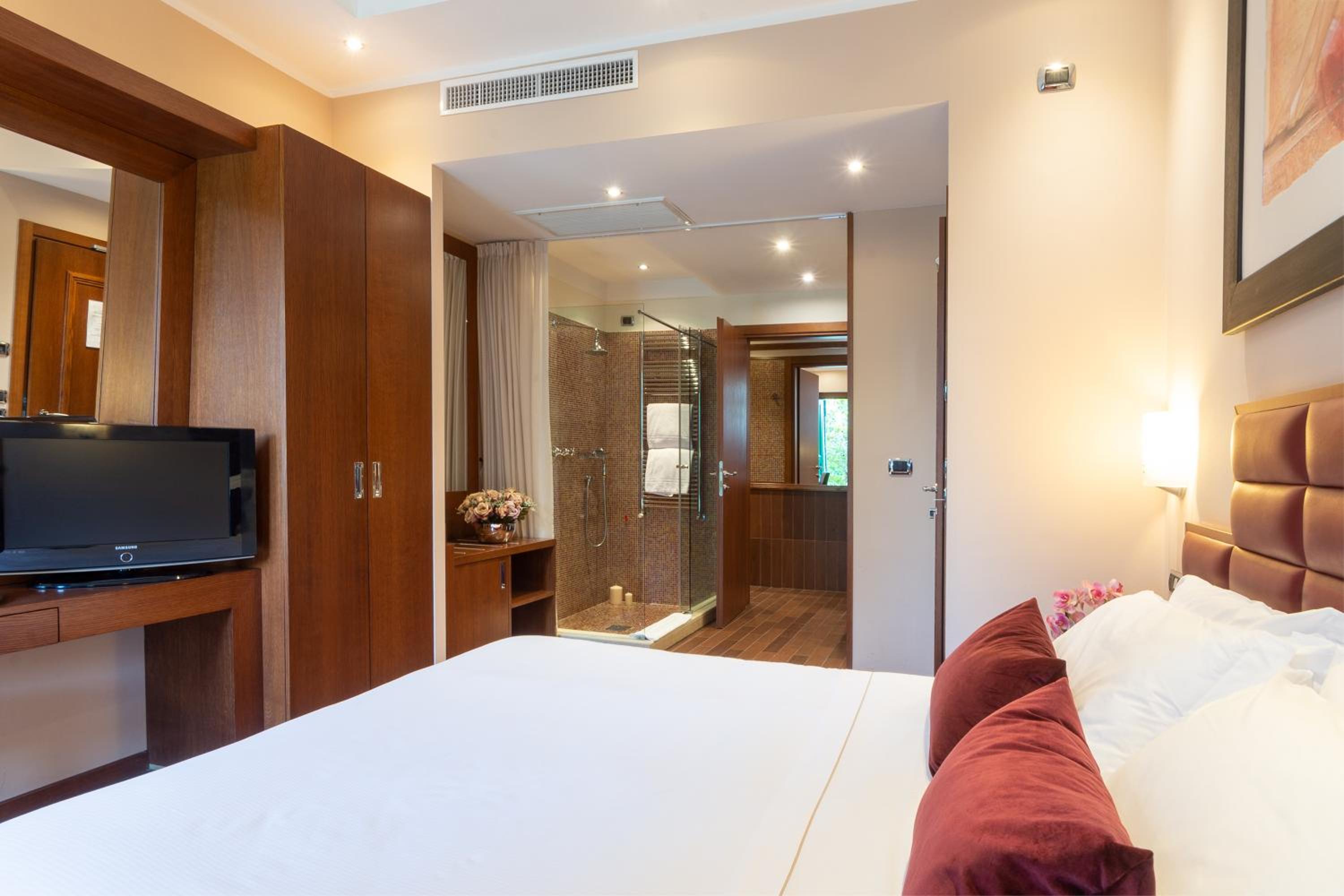 Double Room thumbnail 5