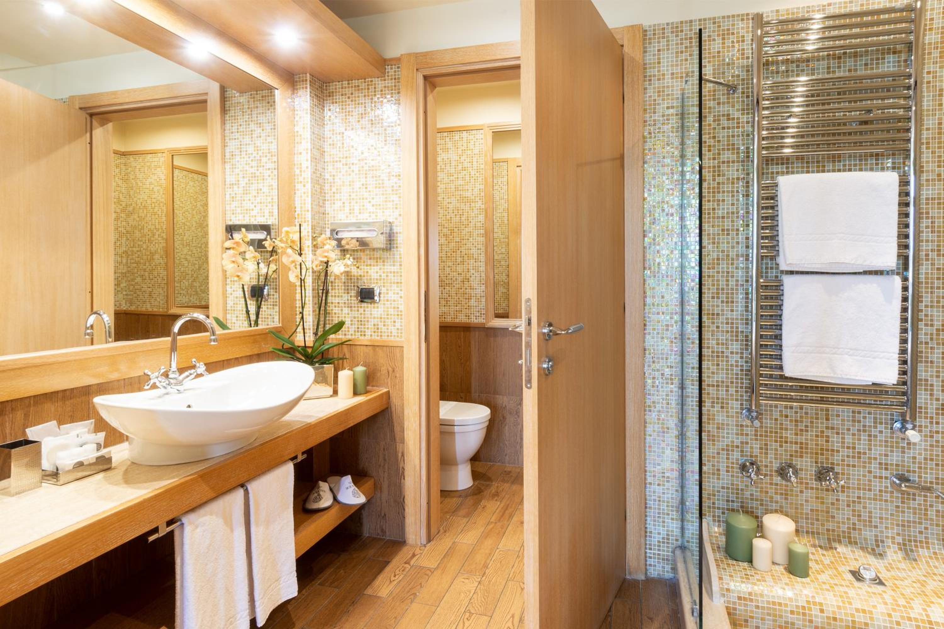 Deluxe Double or Twin Room with Spa Bath thumbnail 6