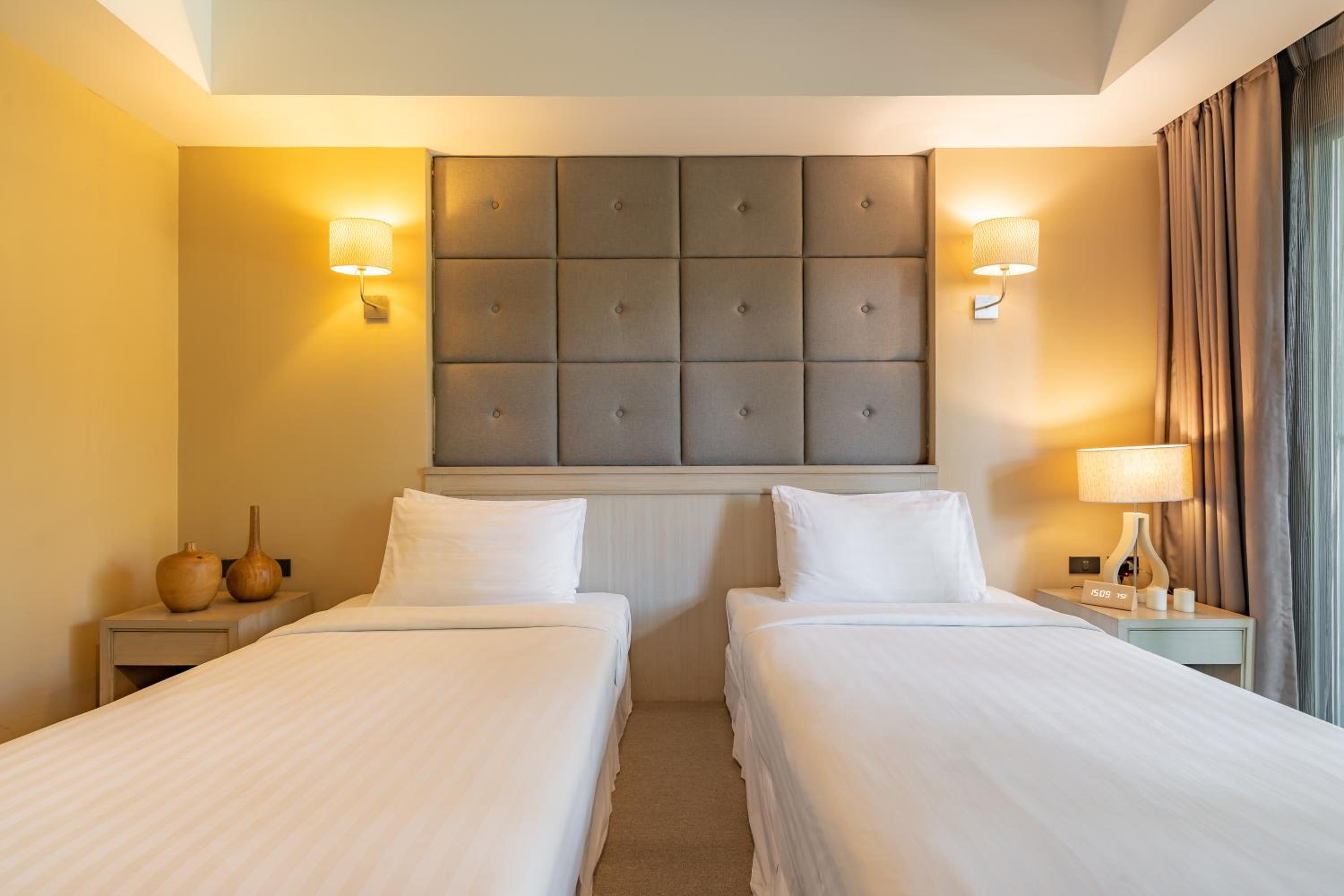 Twin Room with Pool View photo 3