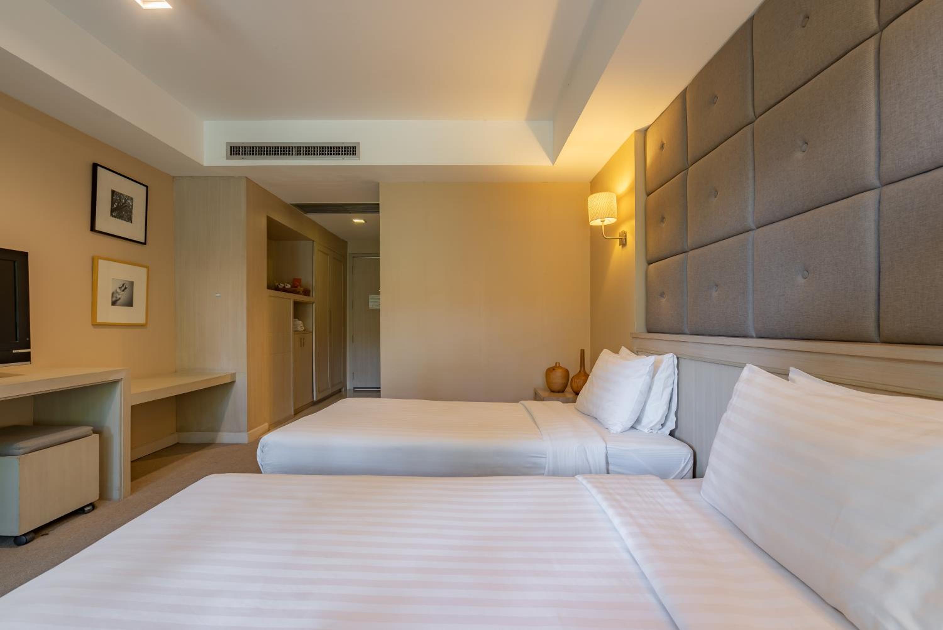 Twin Room with Pool View photo 3