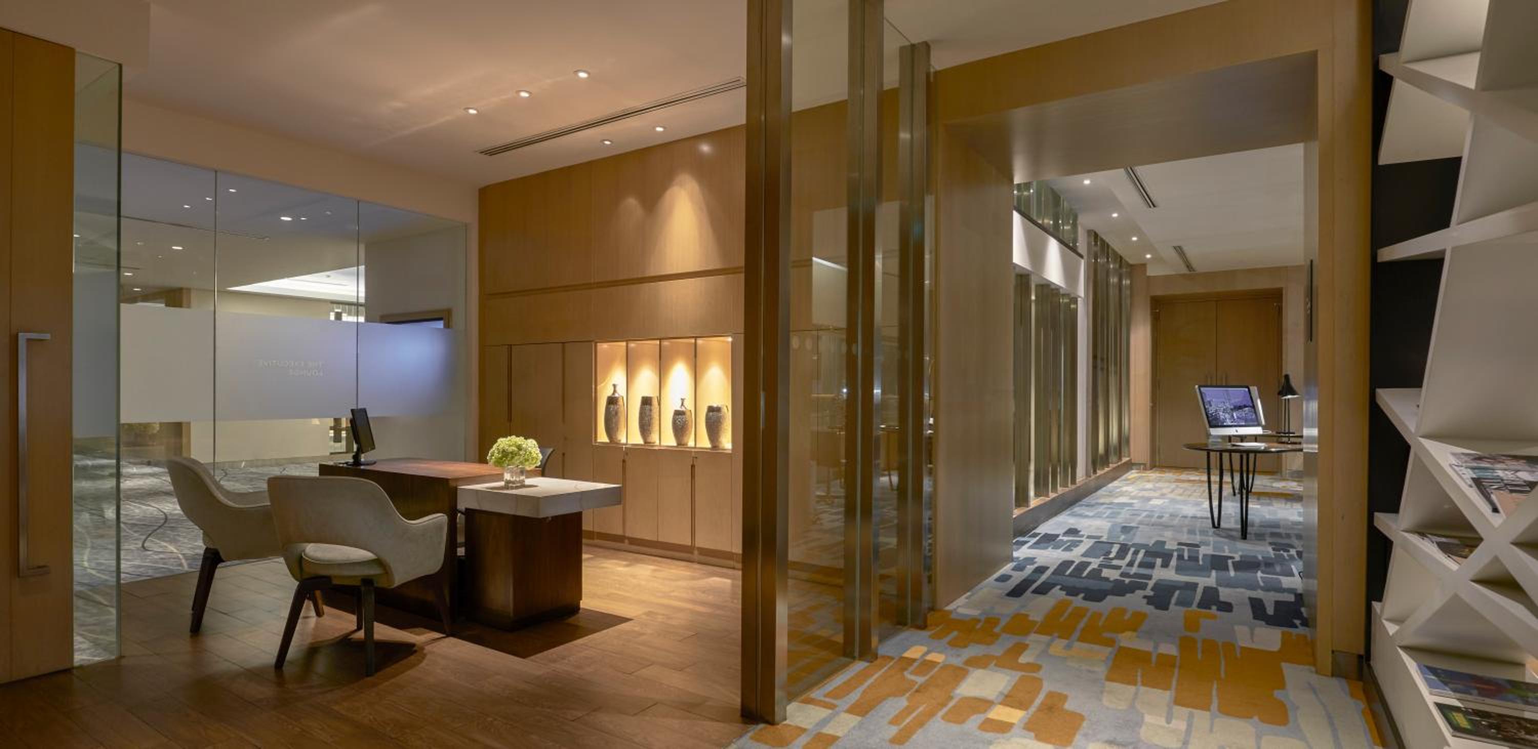 Executive King Room with Lounge Access - Photo 6