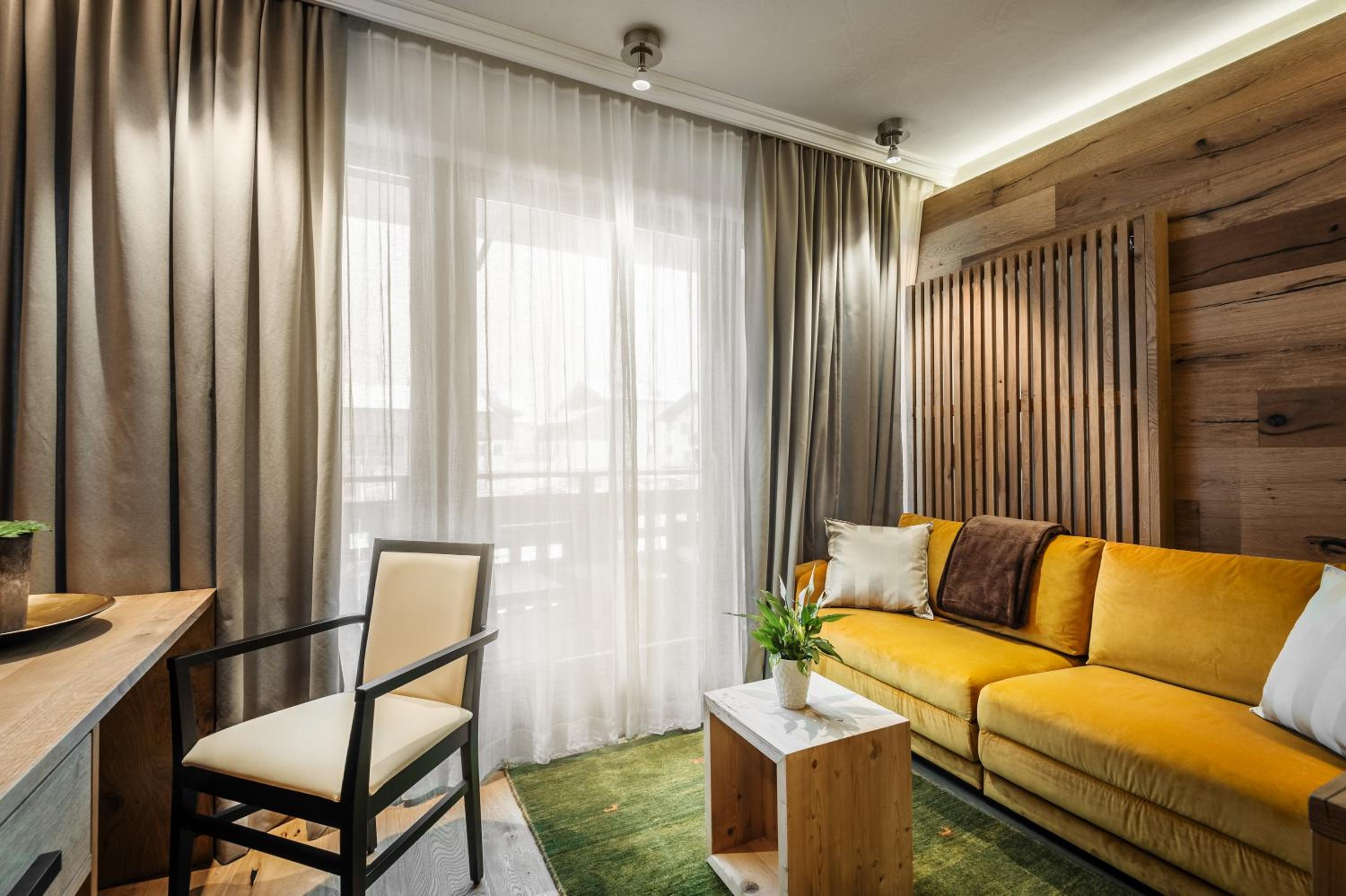 Junior Suite with Balcony - Photo 4