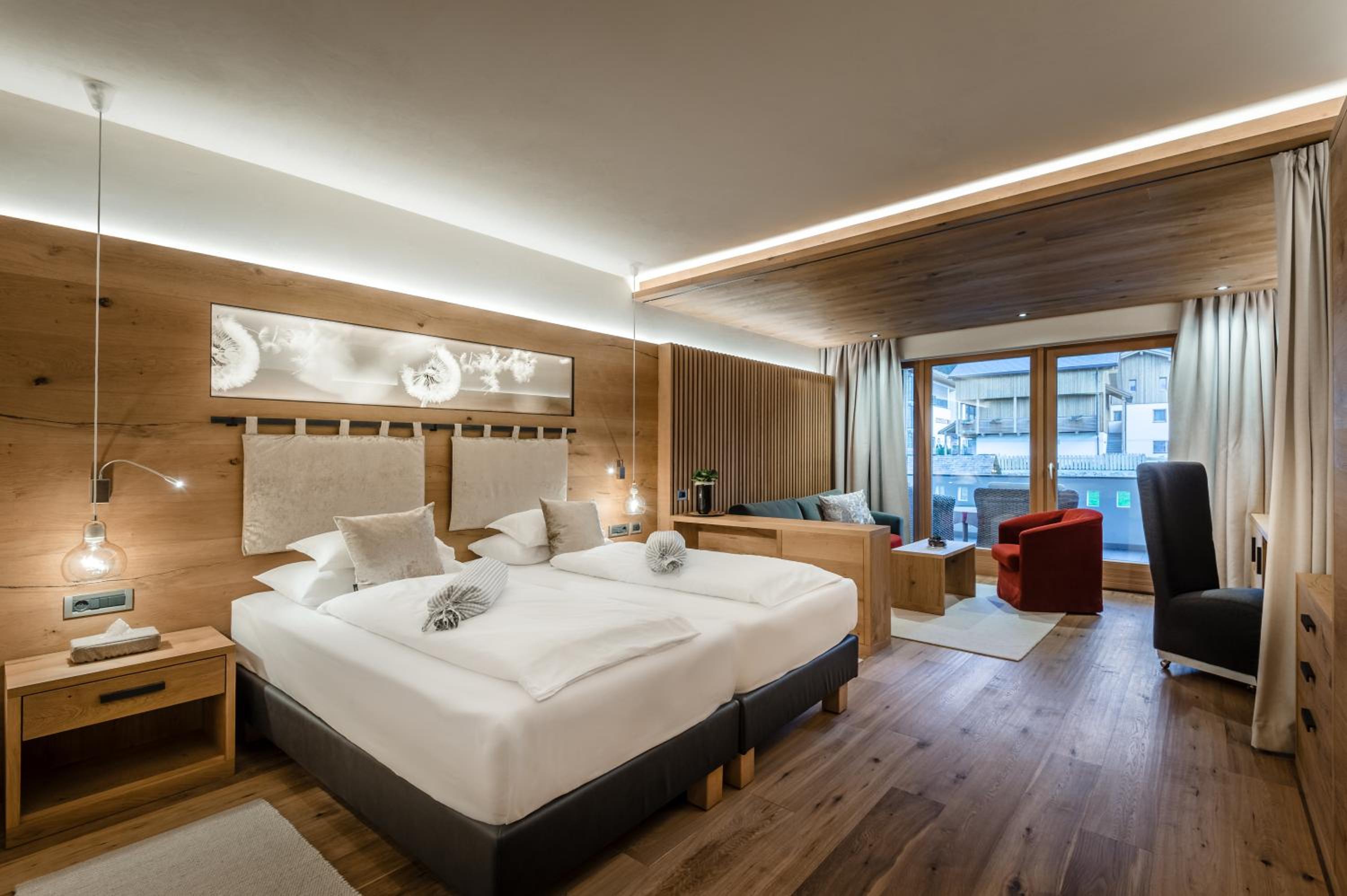 Junior Suite with Balcony - Photo 2