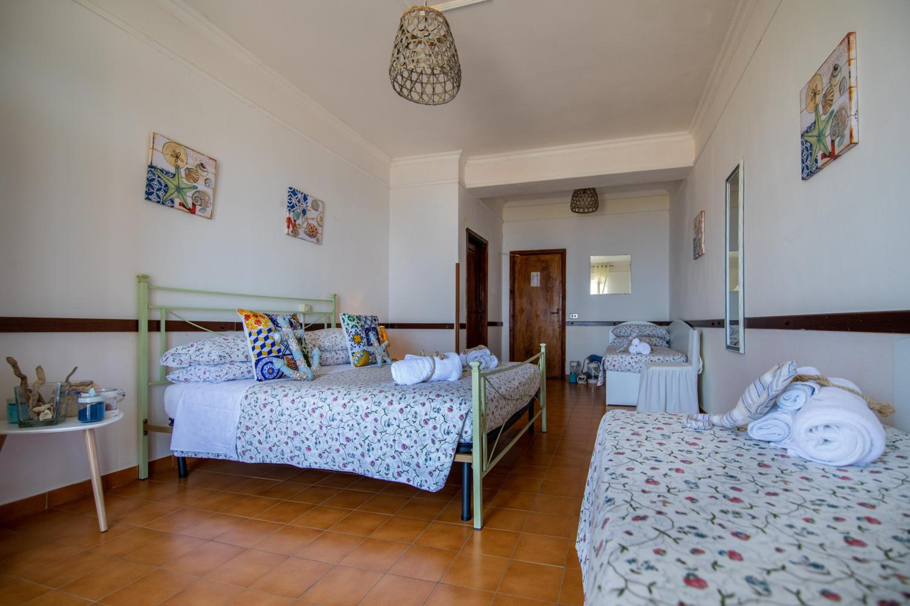 Quadruple Room with Sea View - Photo 8