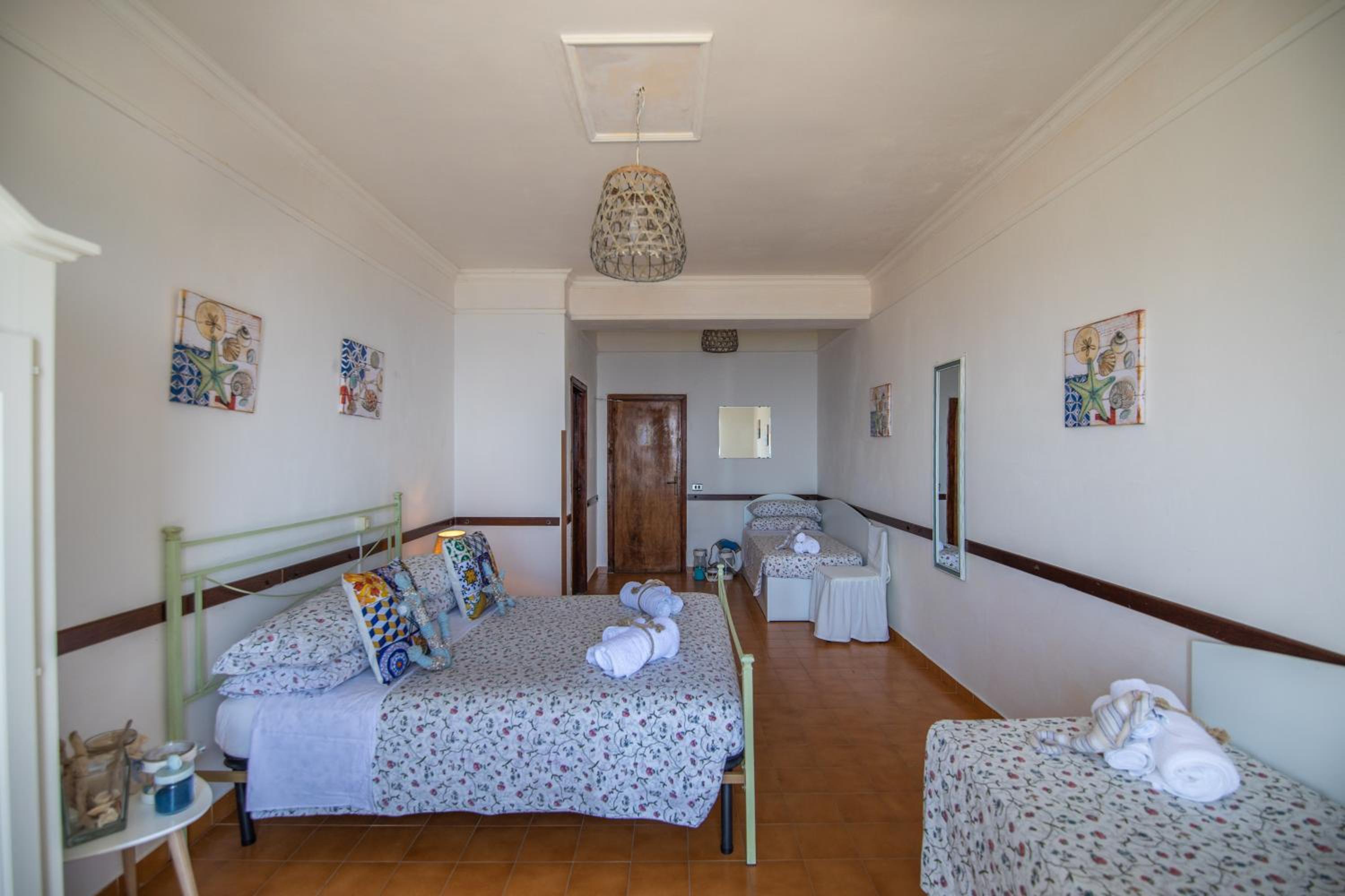 Quadruple Room with Sea View - Photo 7
