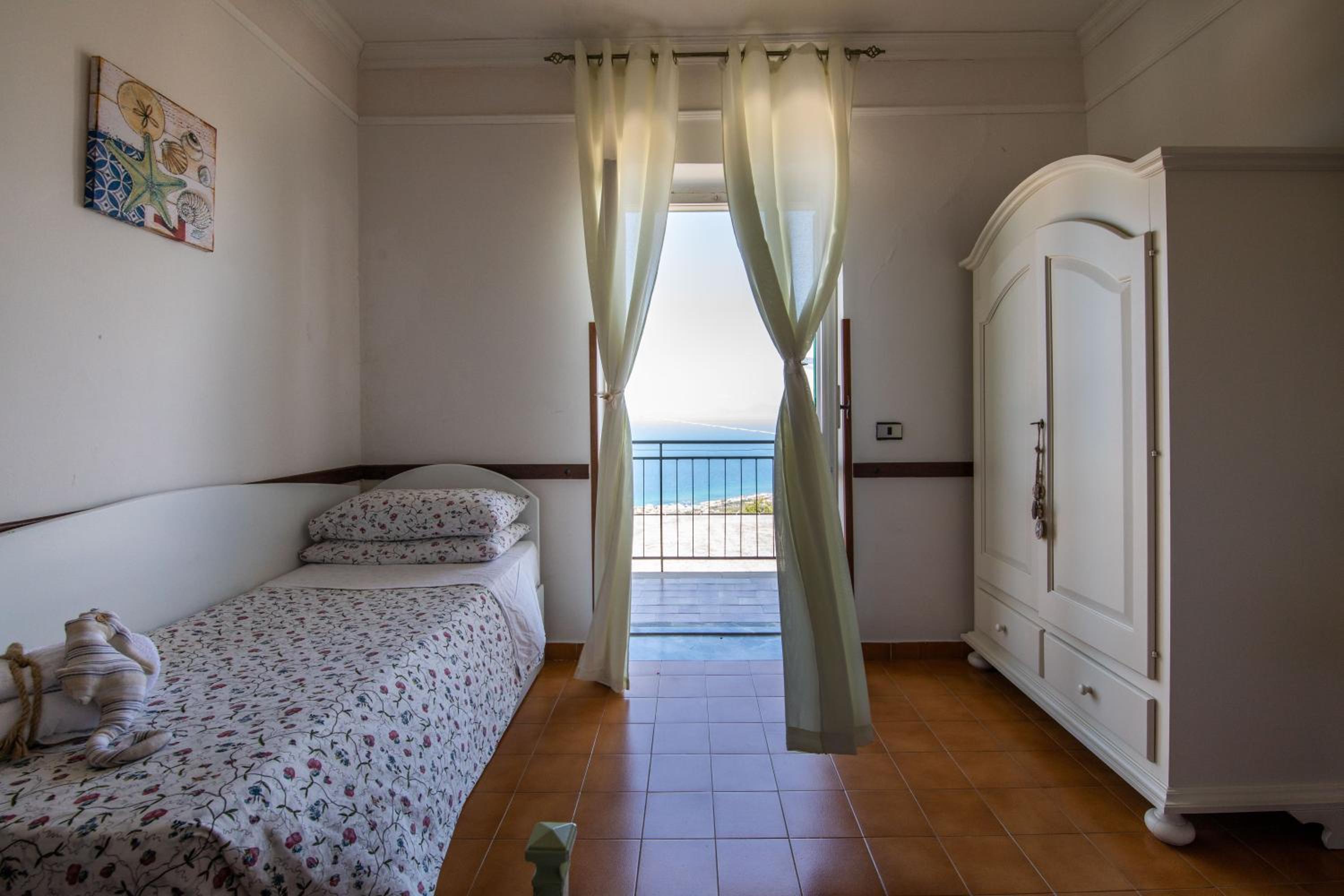 Triple Room with Sea View - Photo 2