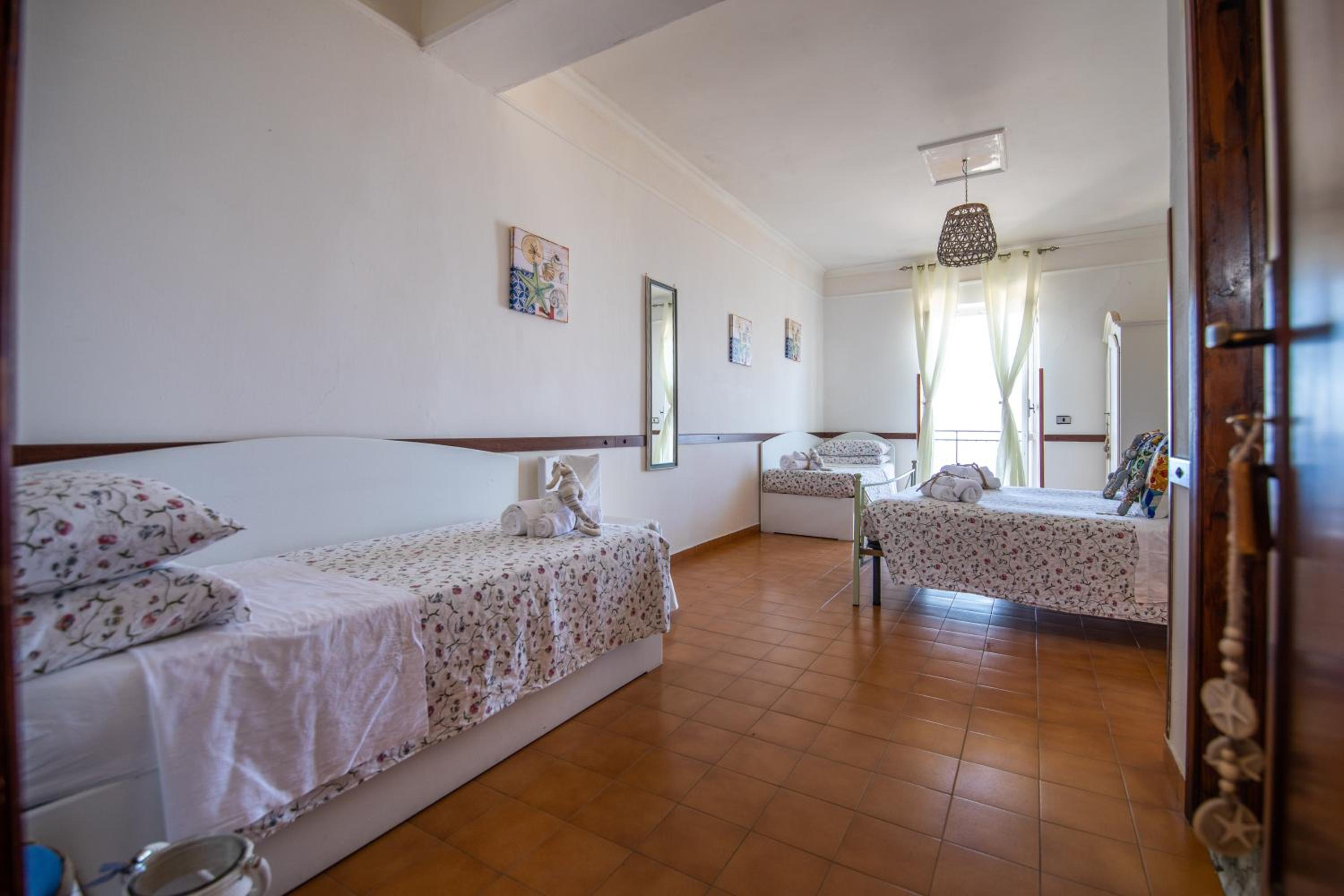 Quadruple Room with Sea View - Photo 4