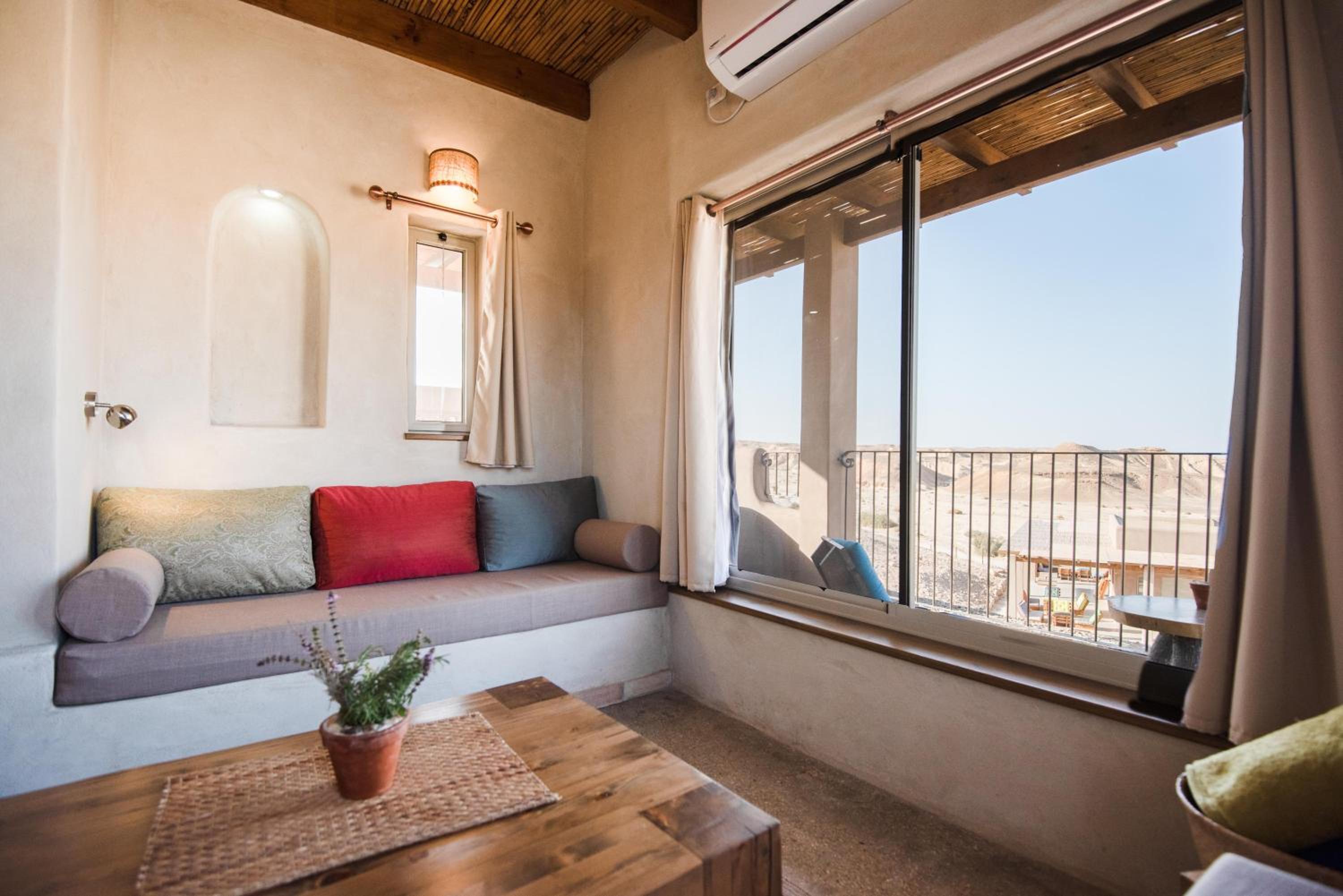 One-Bedroom Apartment with Panoramic Mountain View photo 2