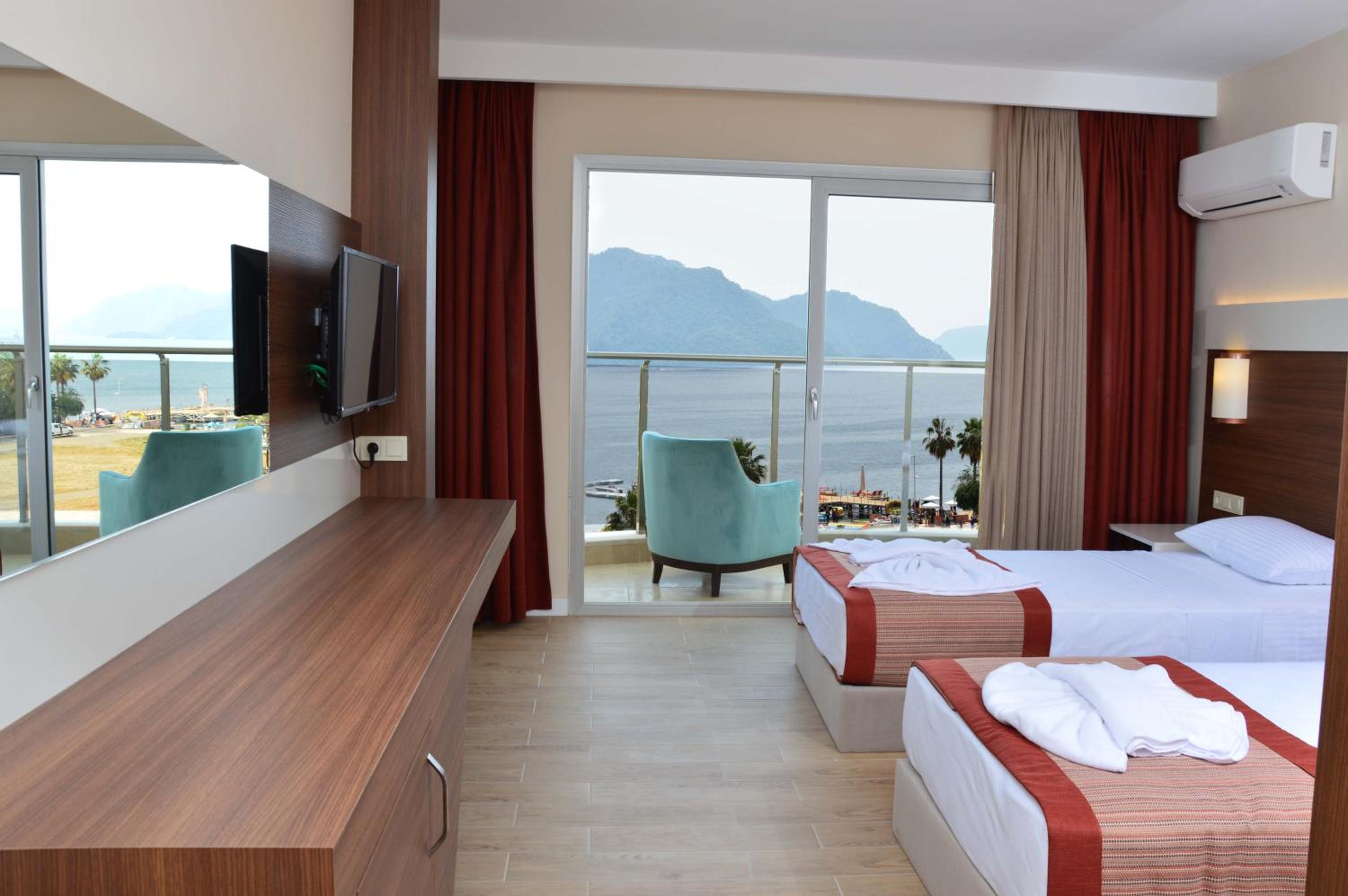 Double Room with Balcony and Sea View - Photo 3